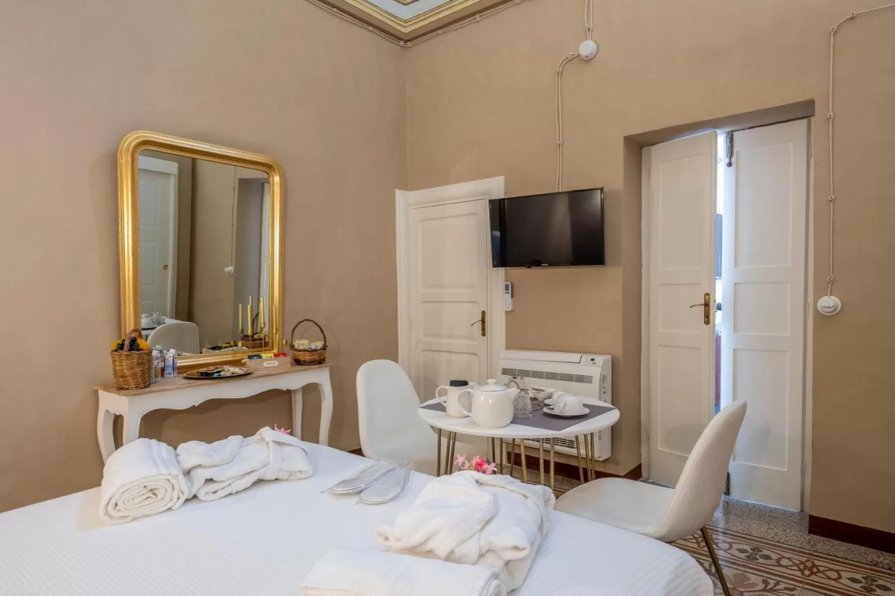 Photo of the whole room, Bed in Dama Bianca Boutique Hotel Ostuni