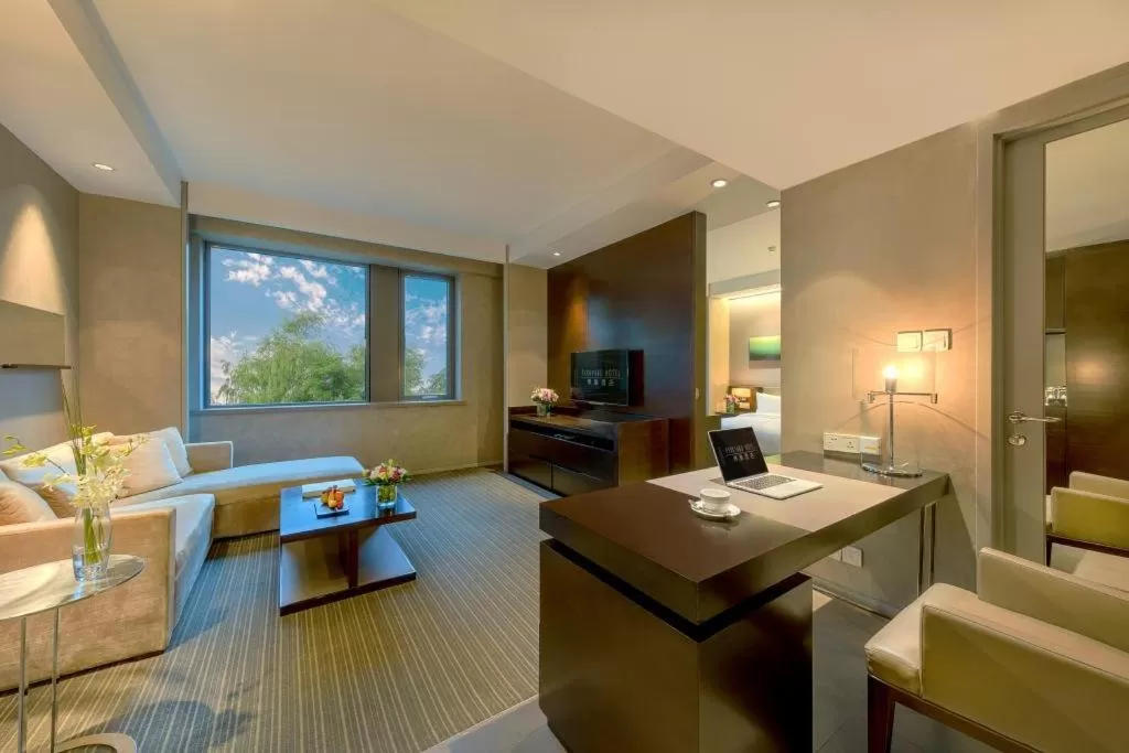 Living room, Bed in Shanghai Parkyard Hotel