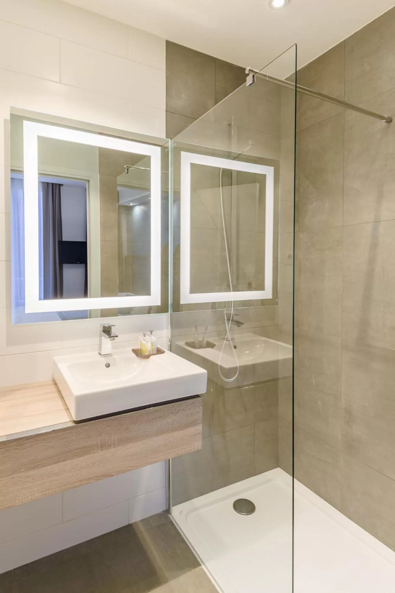 Shower in Grand Hôtel Clichy Paris