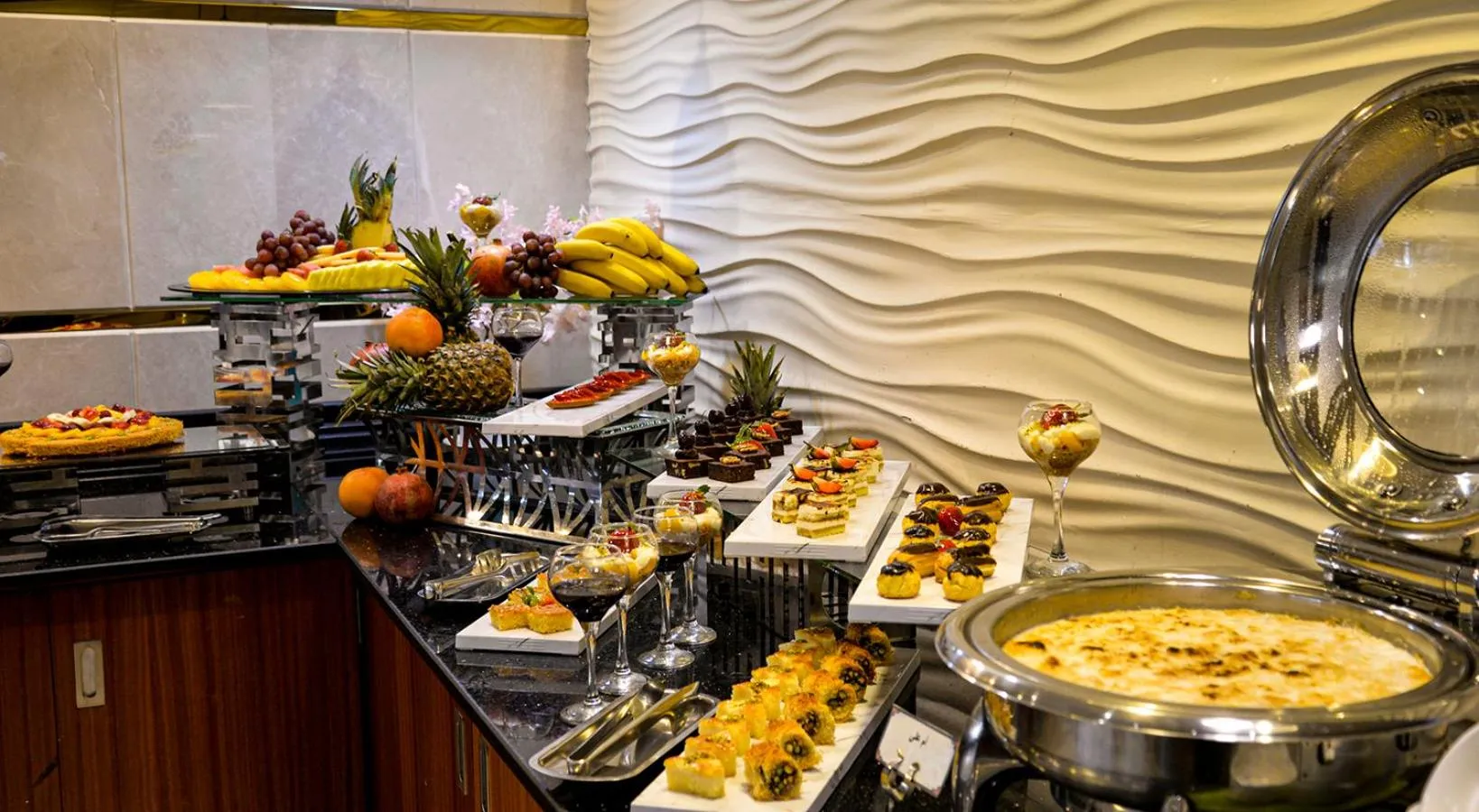 Restaurant/places to eat in Crown Town Hotel