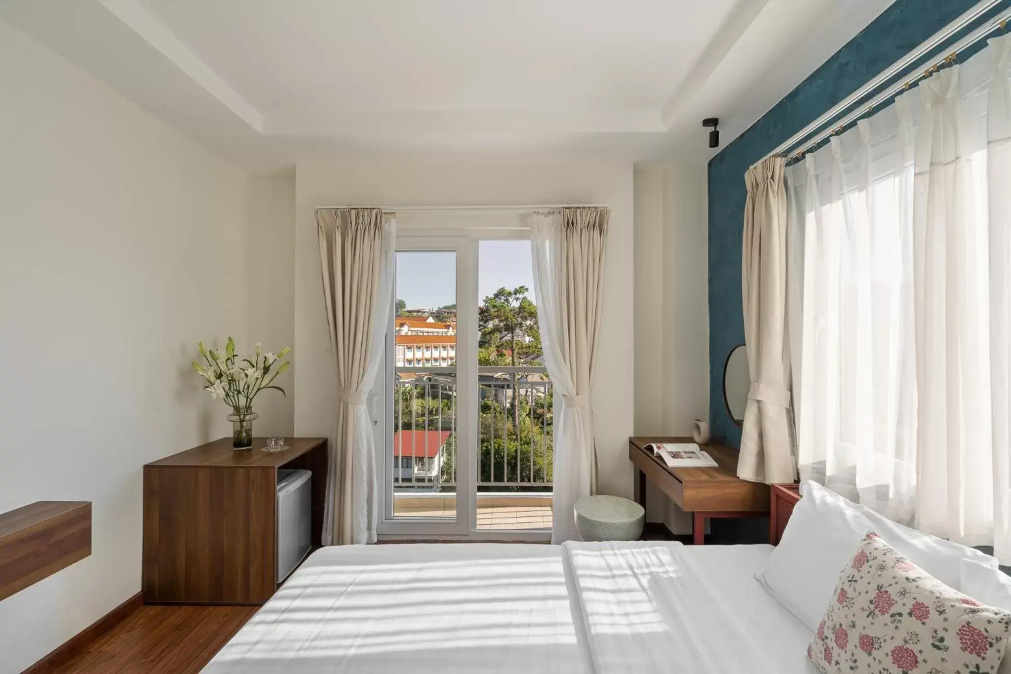 Deluxe Double with Balcony Mountain View in Hong Mon Villa Deluxe Double with Balcony Mountain View in Hong Mon Villa