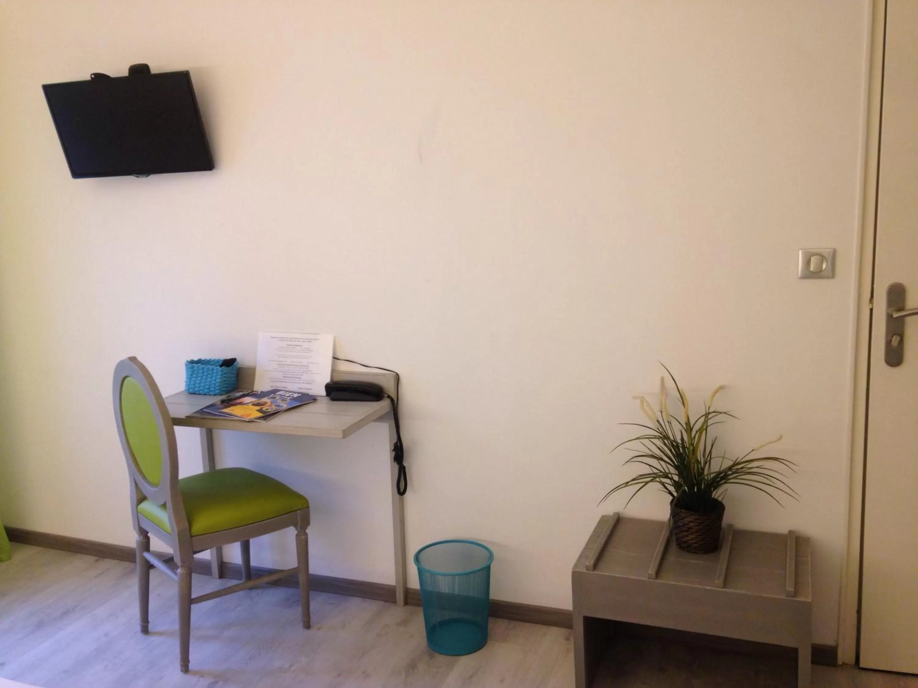 TV and multimedia in Hotel-Restaurant Du Port