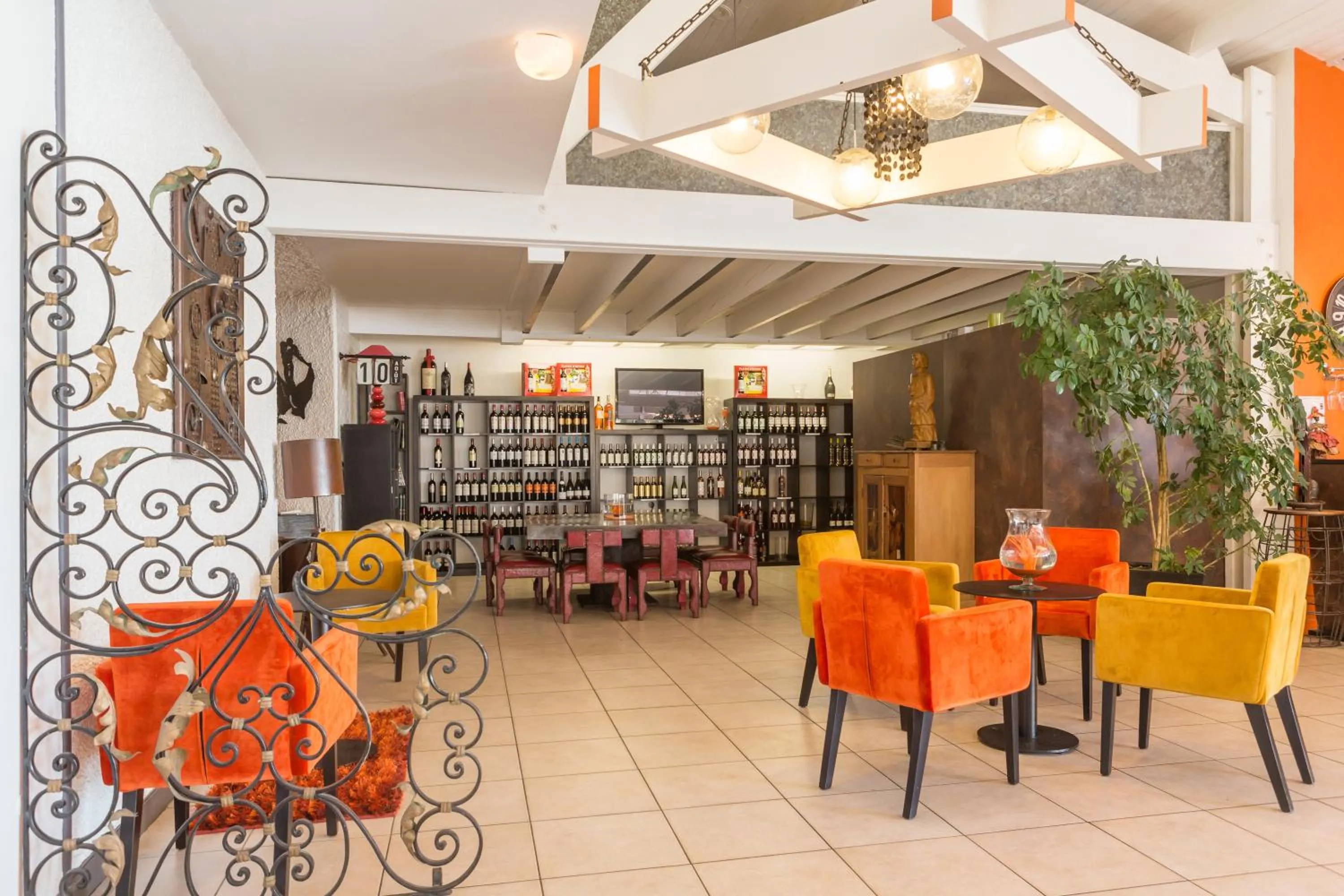 Communal lounge/ TV room in Logis Hôtel Restaurant La Citadelle