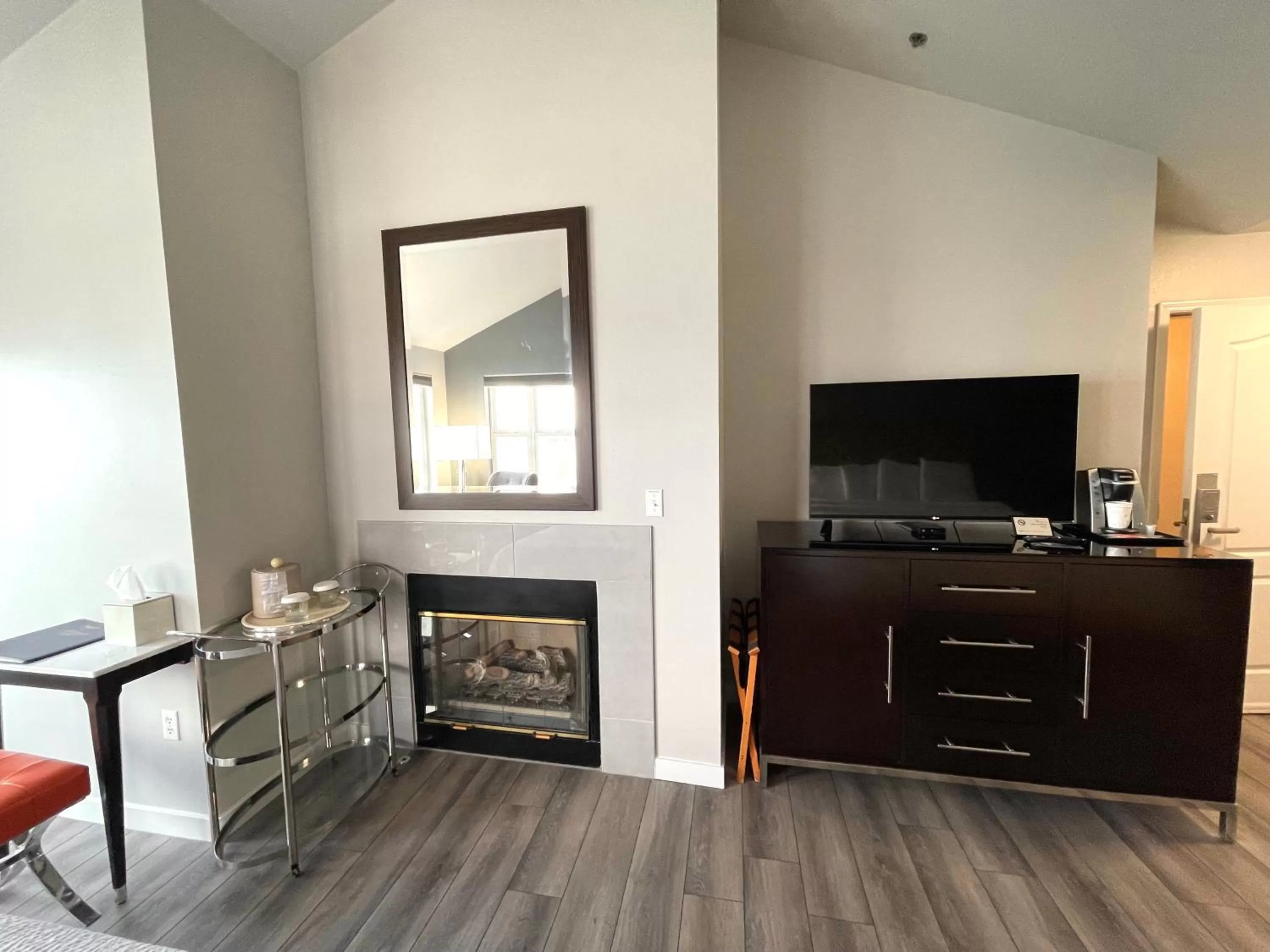 TV and multimedia in Tides Inn & Suites