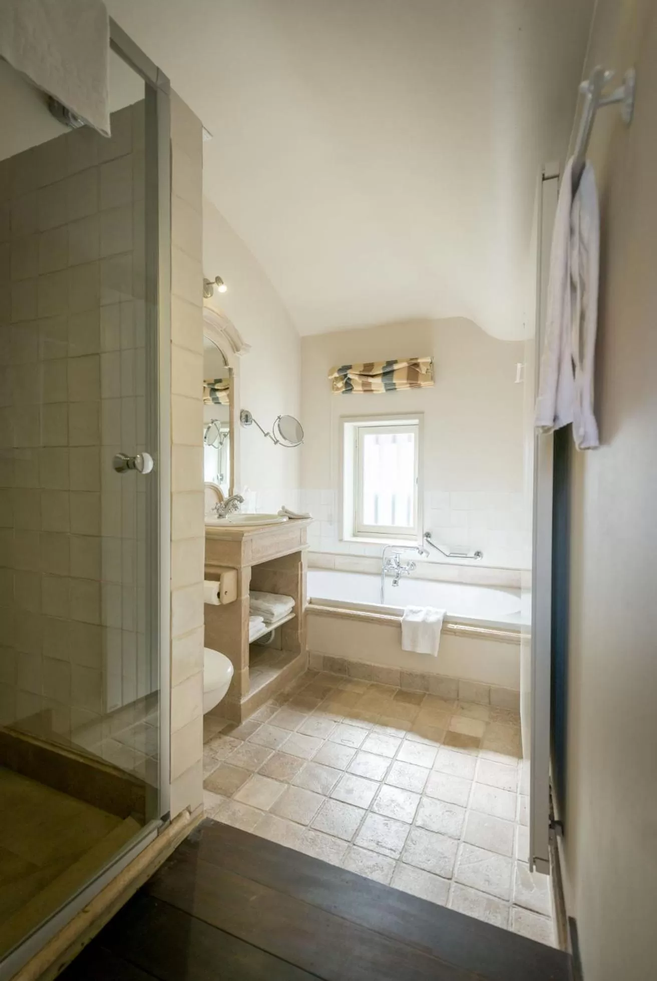 Bathroom, Bed in Hotel Jan Brito