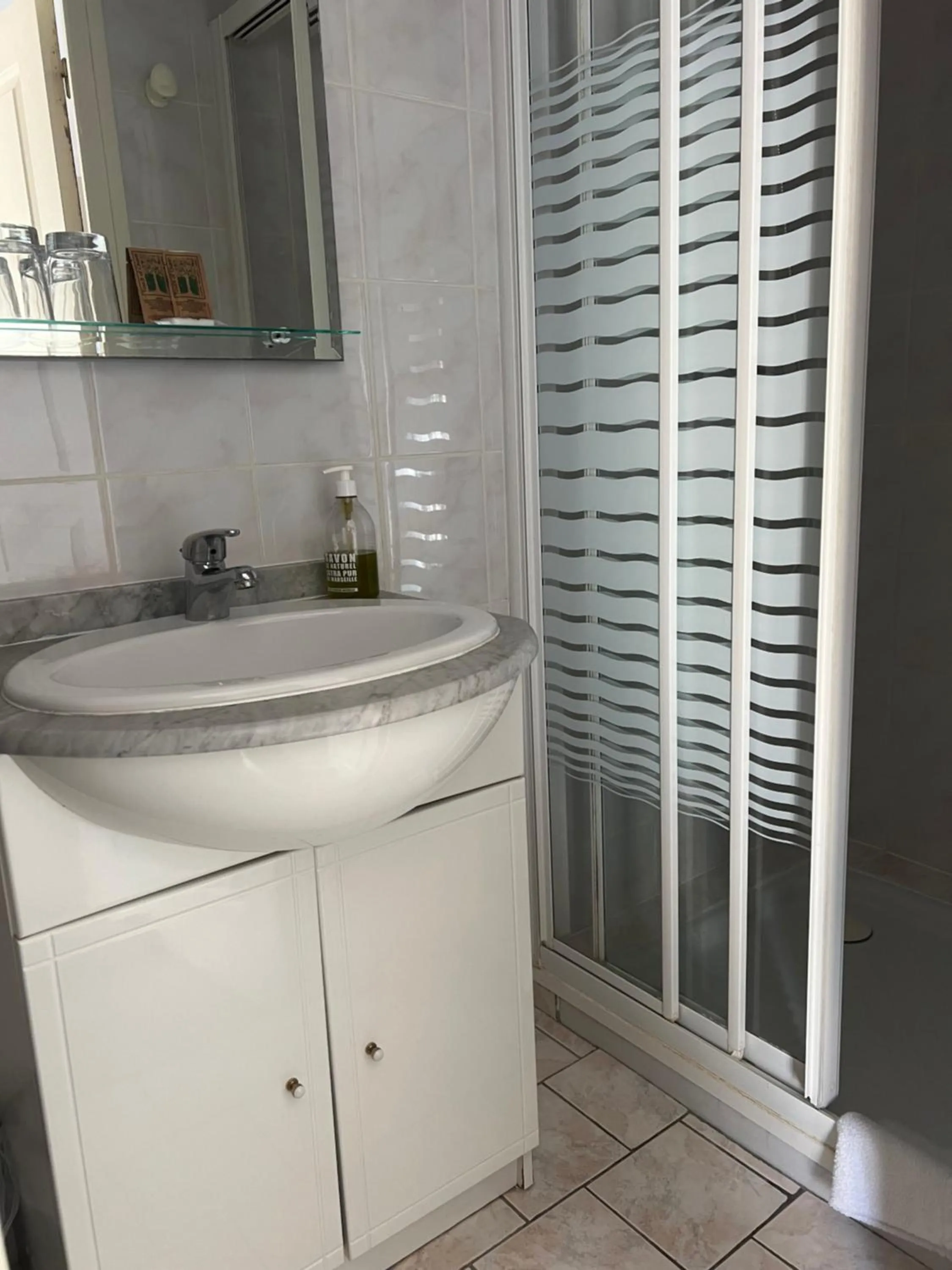 Shower in Hotel Le Ponteil