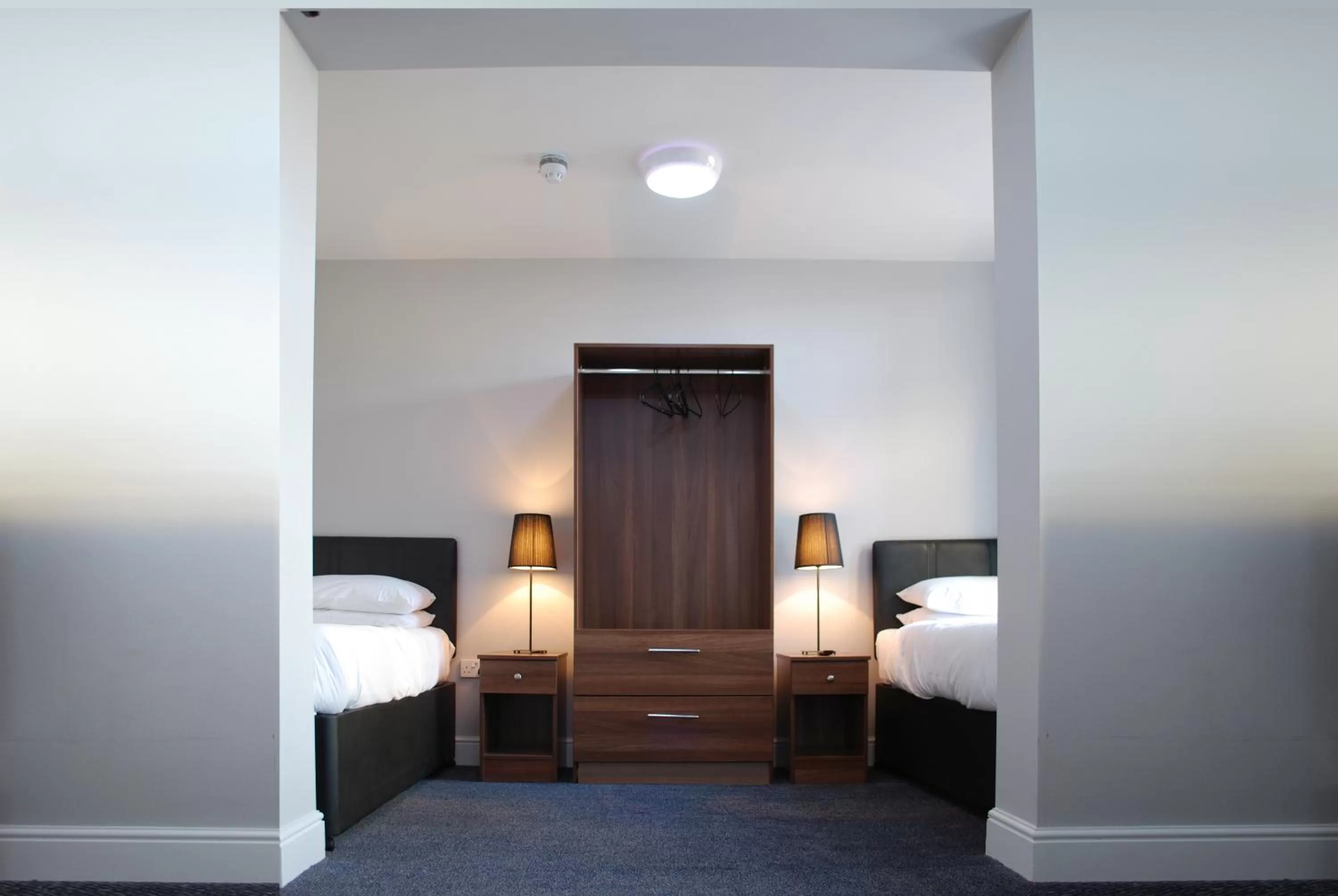 Bedroom, Bed in The Liverpool Inn Hotel