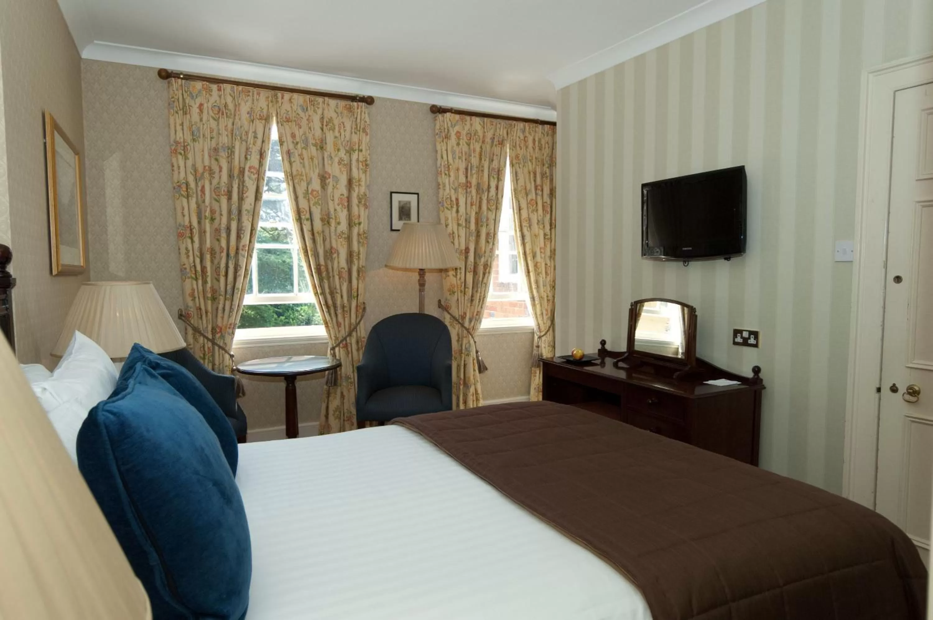 Photo of the whole room, Bed in Flitwick Manor Hotel