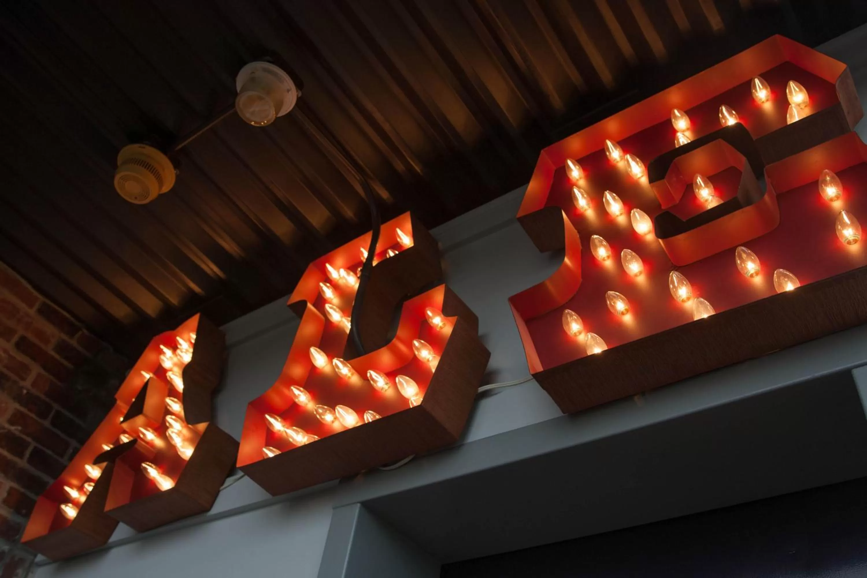 Logo/Certificate/Sign in Ale House Inn