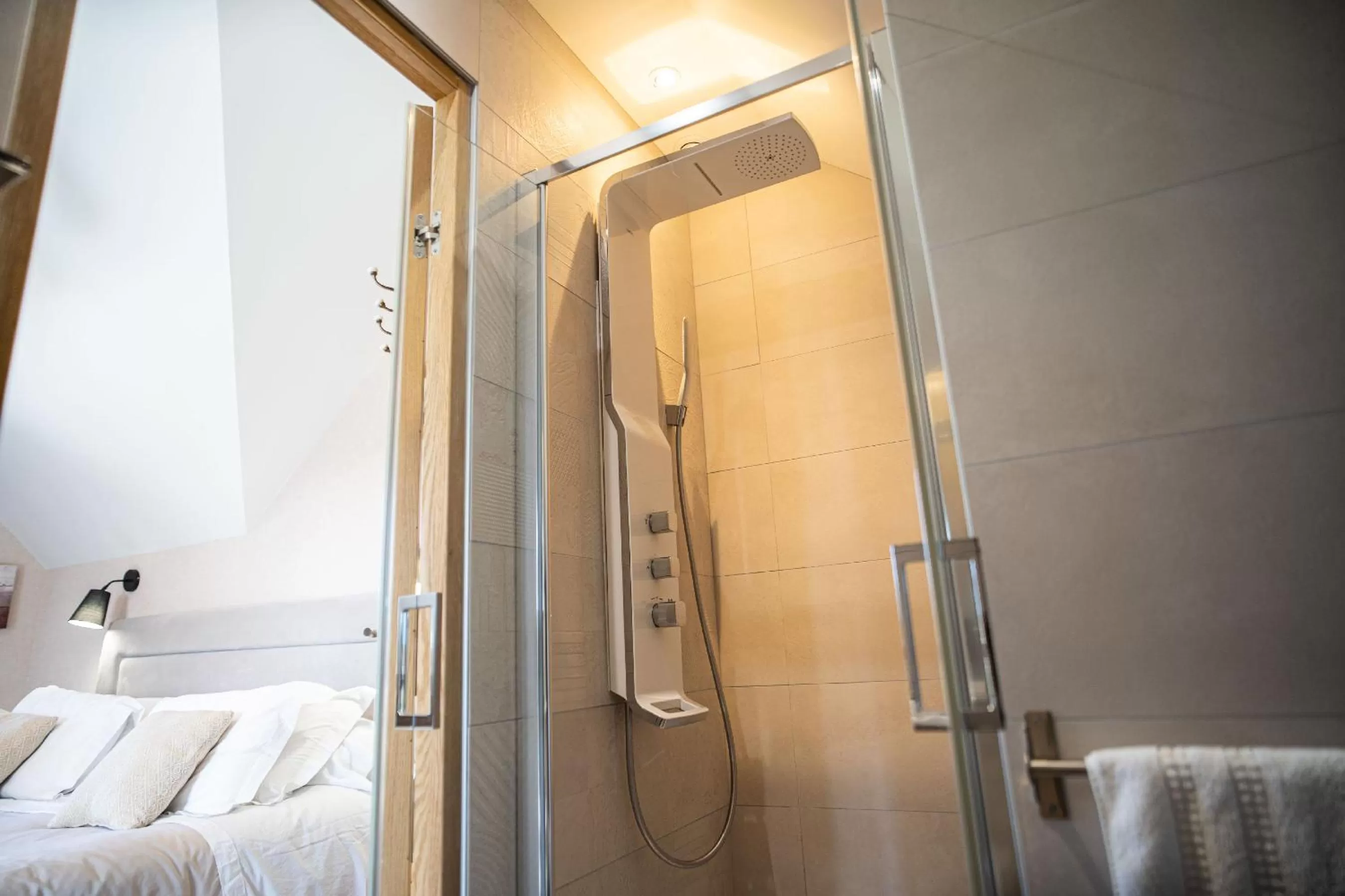 Bathroom, Bed in Le jardin des 4 saisons