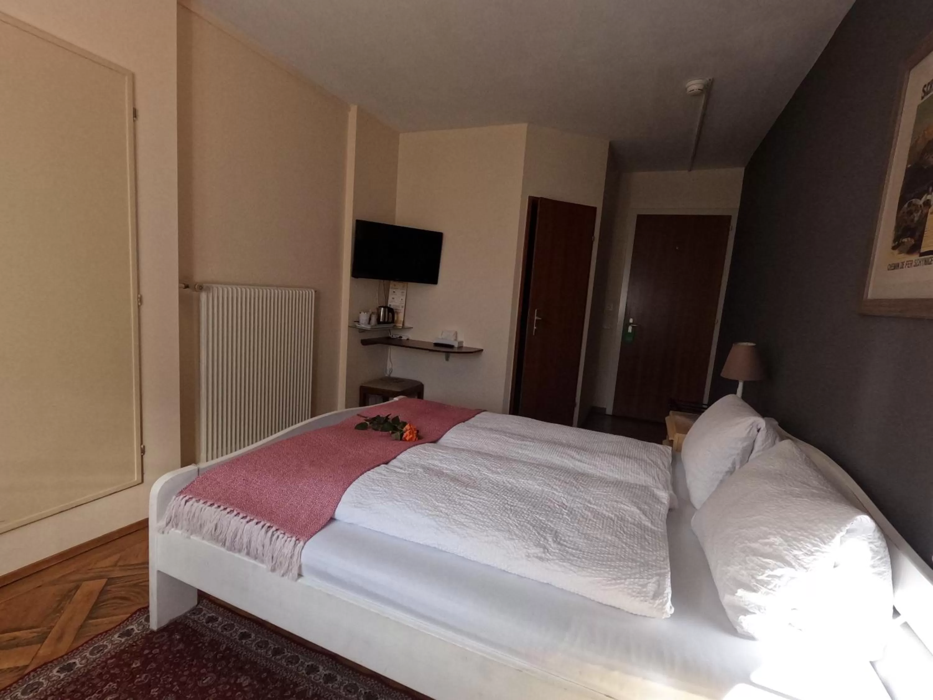 Bed in Alpenrose Hotel and Gardens