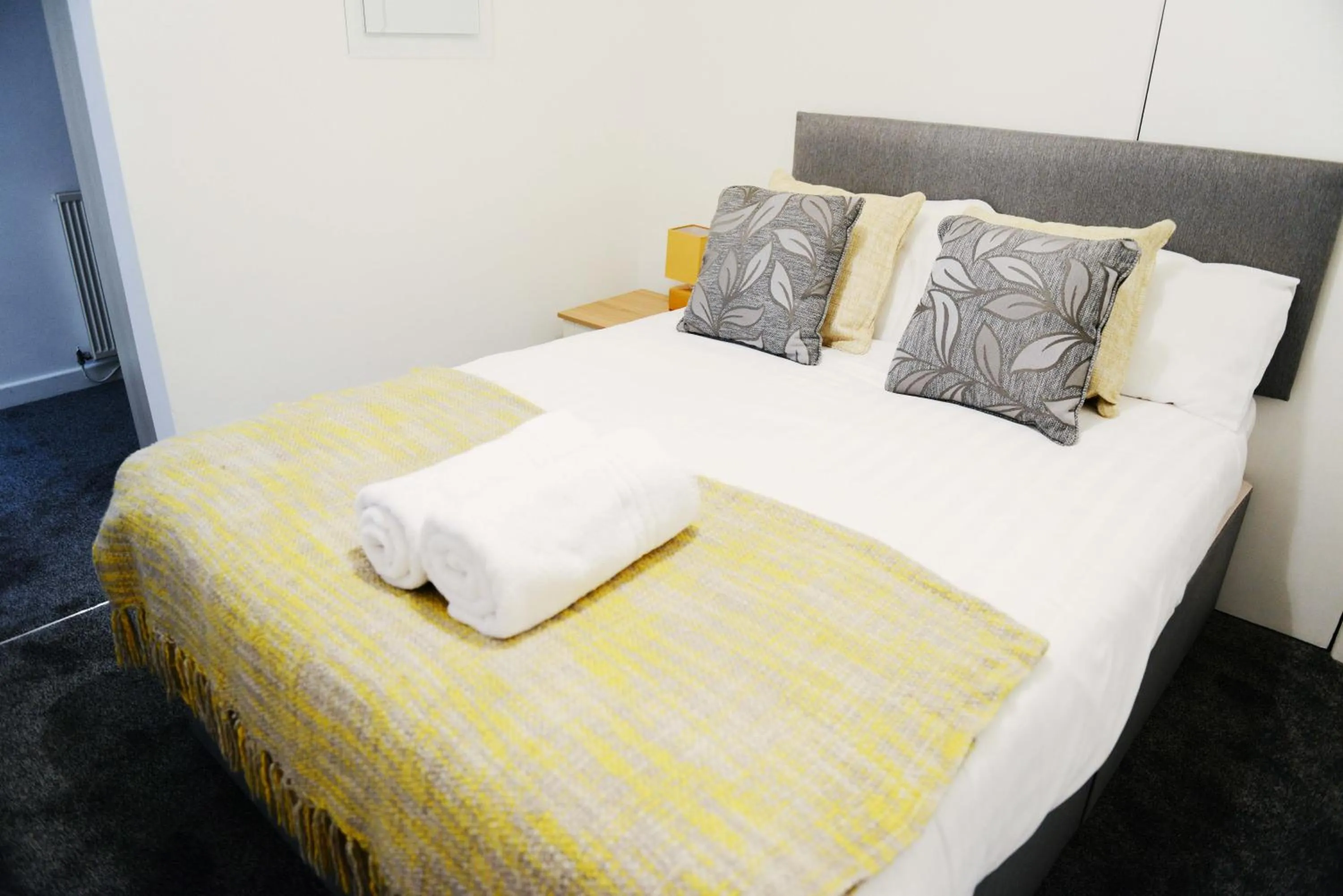 Bedroom, Bed in Bridle Lodge Apartments