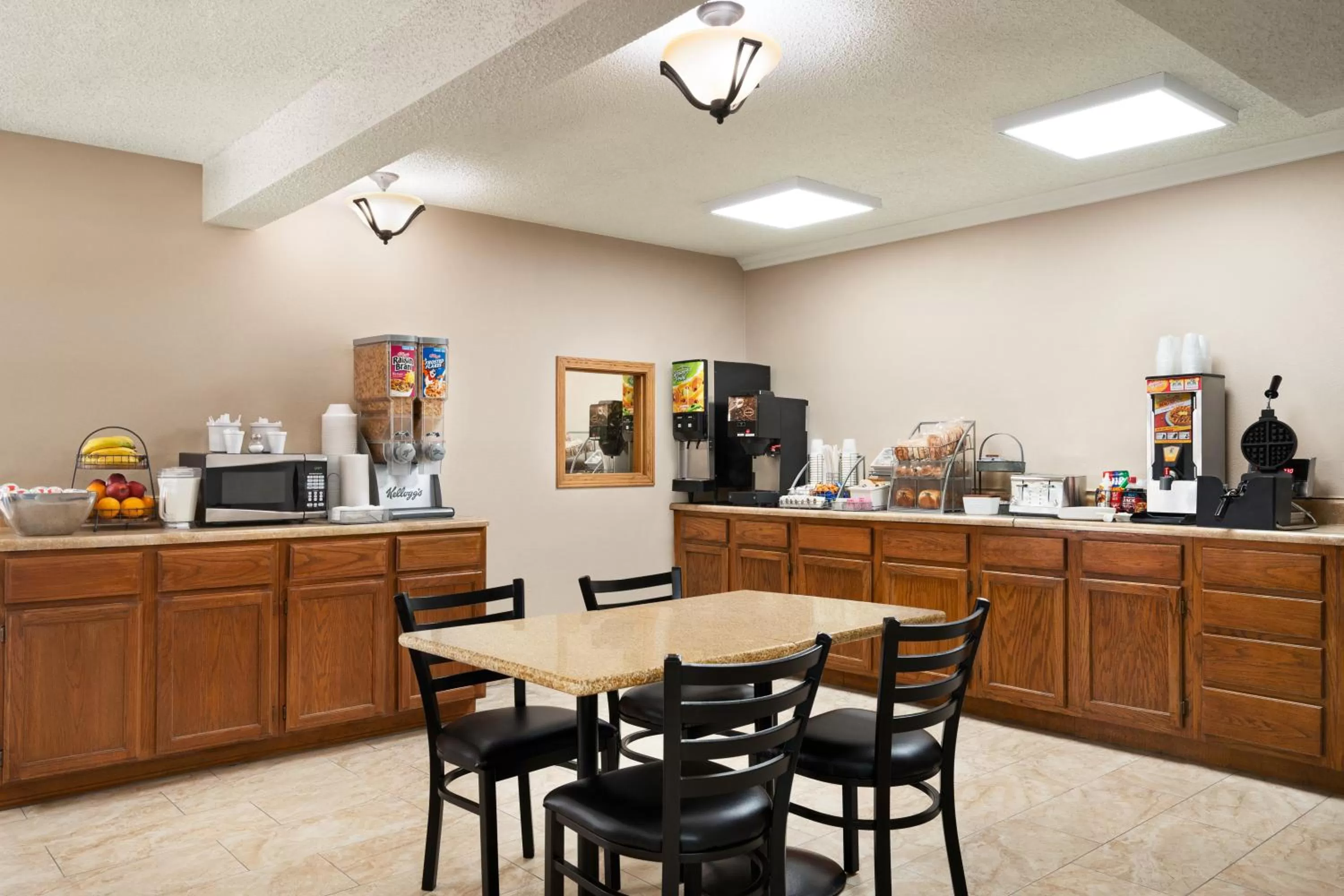 Dining area in Super 8 by Wyndham Liberal KS