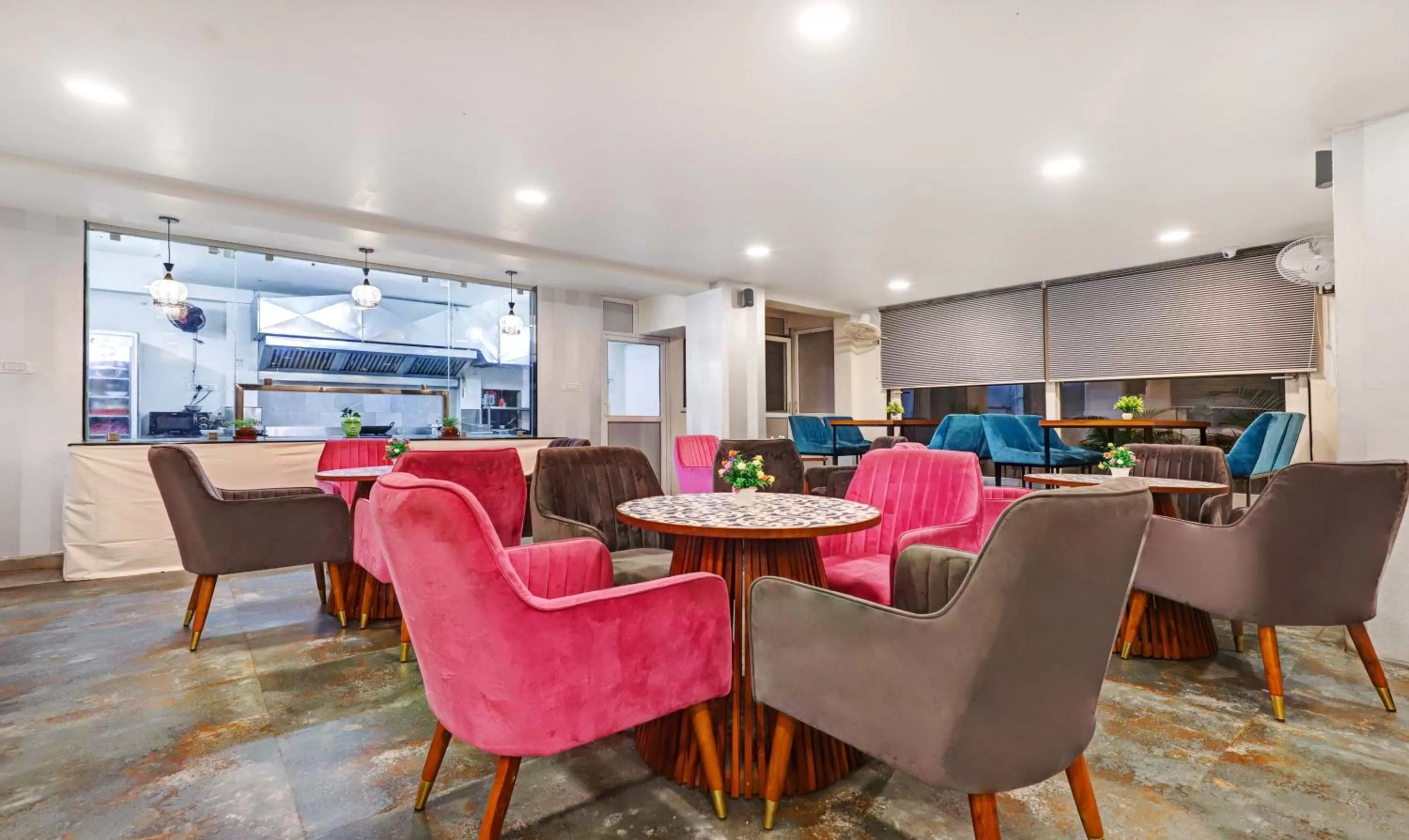 Breakfast, Lounge/Bar in Treebo Trend Finesta Suites Wardha Road