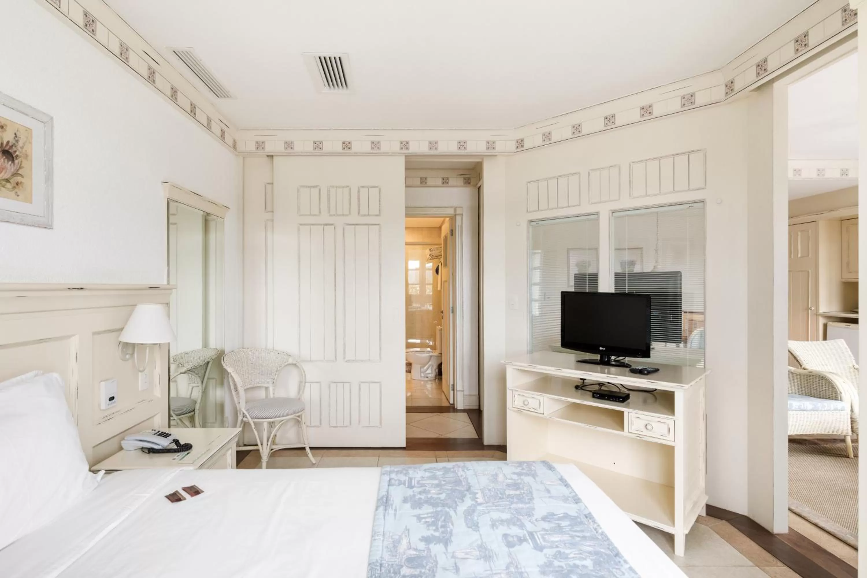 Bedroom, TV/Entertainment Center in IL Campanário Villaggio Resort Suites - Jurerê Internacional