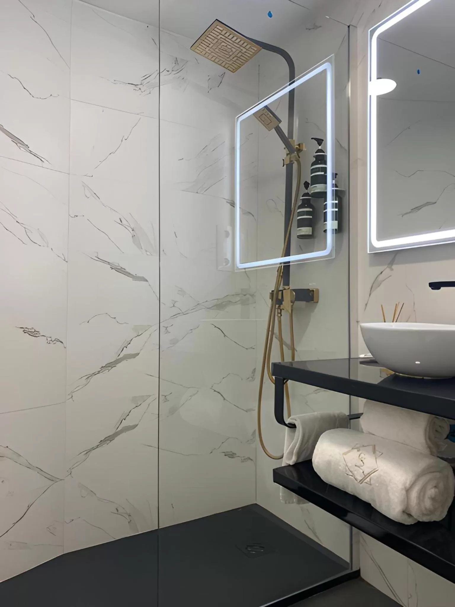 Shower in Catalina Suites