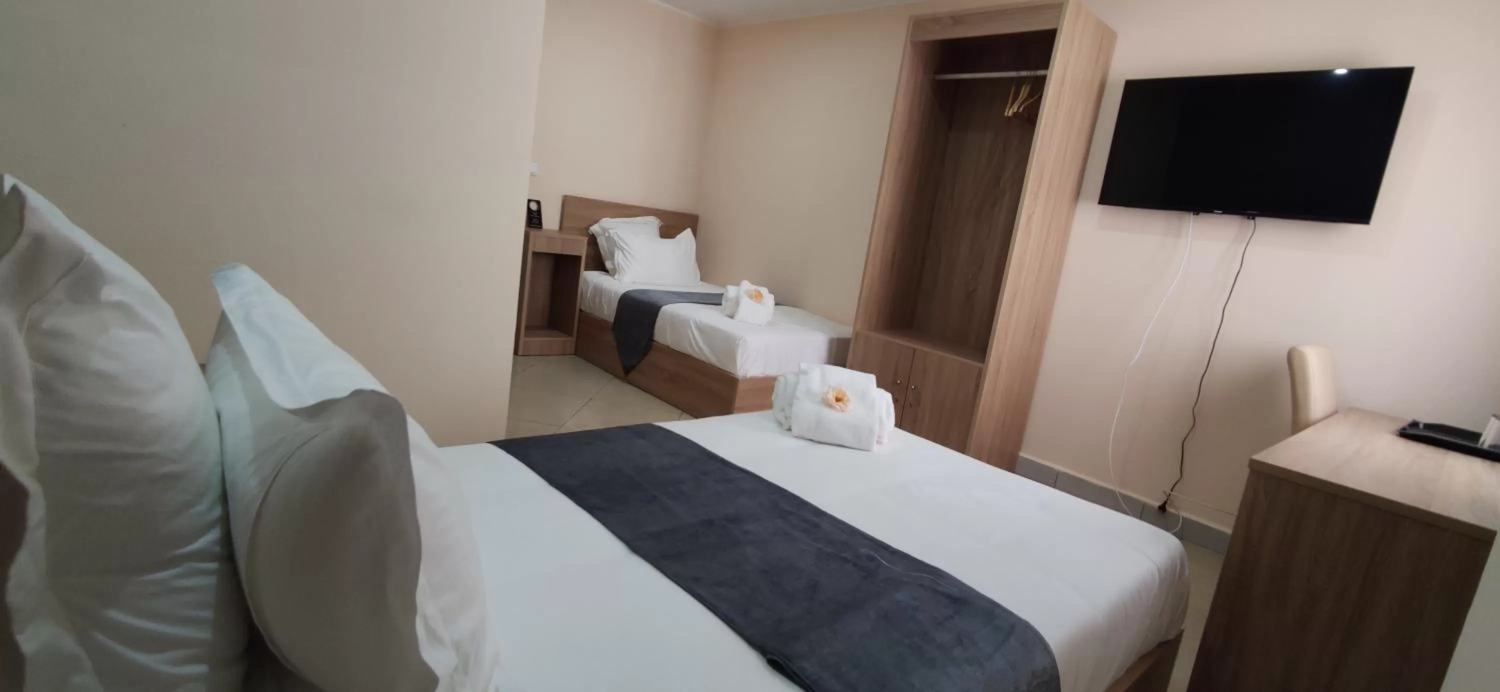 TV and multimedia, Bed in Downtown Hotel