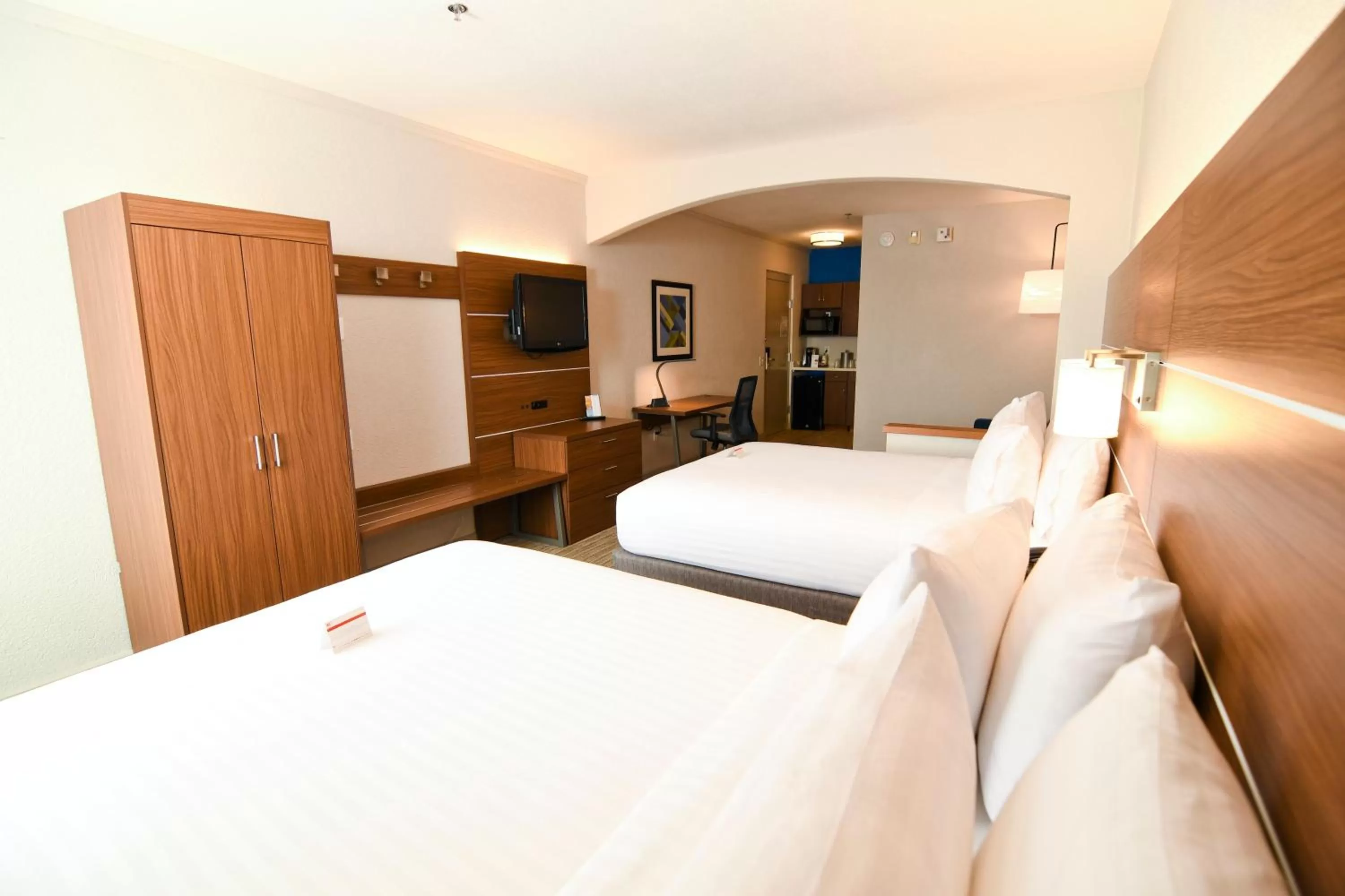 Photo of the whole room, Bed in Holiday Inn Express Hotel & Suites Port Clinton-Catawba Island by IHG