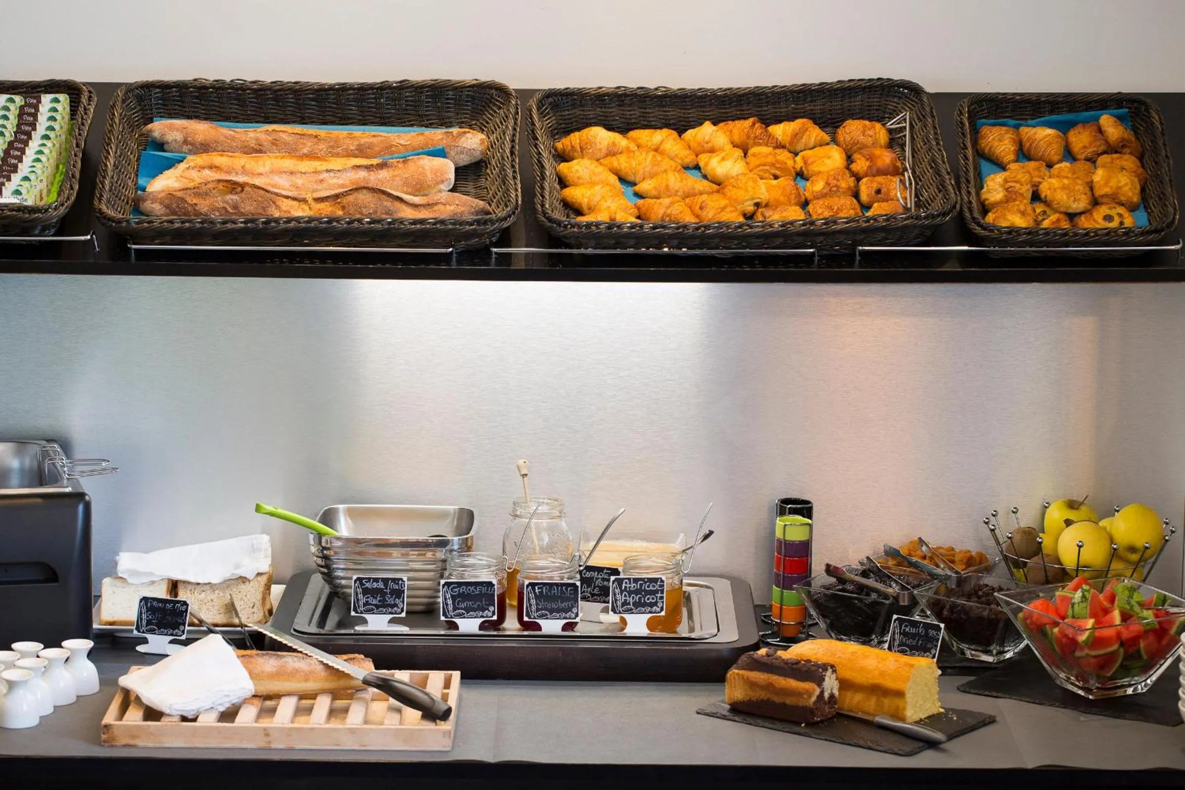 Buffet breakfast in Hôtel Relais Acropolis