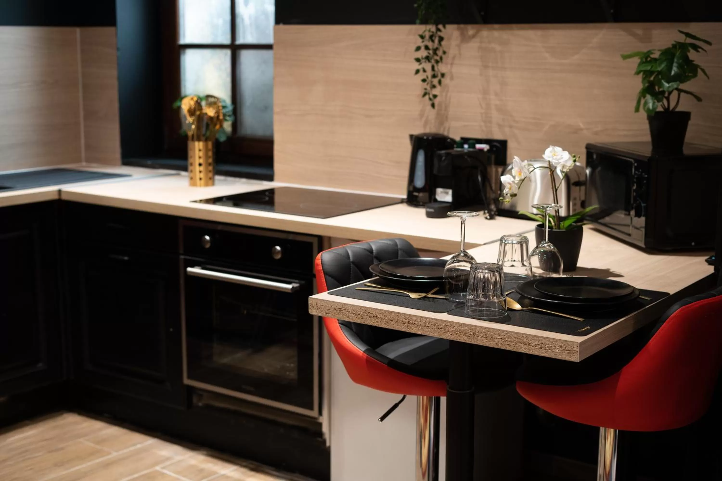 Kitchen or kitchenette in Capsule Secret - Jacuzzi - Netflix & Home cinéma - Jeux de couple - Barre de pole dance