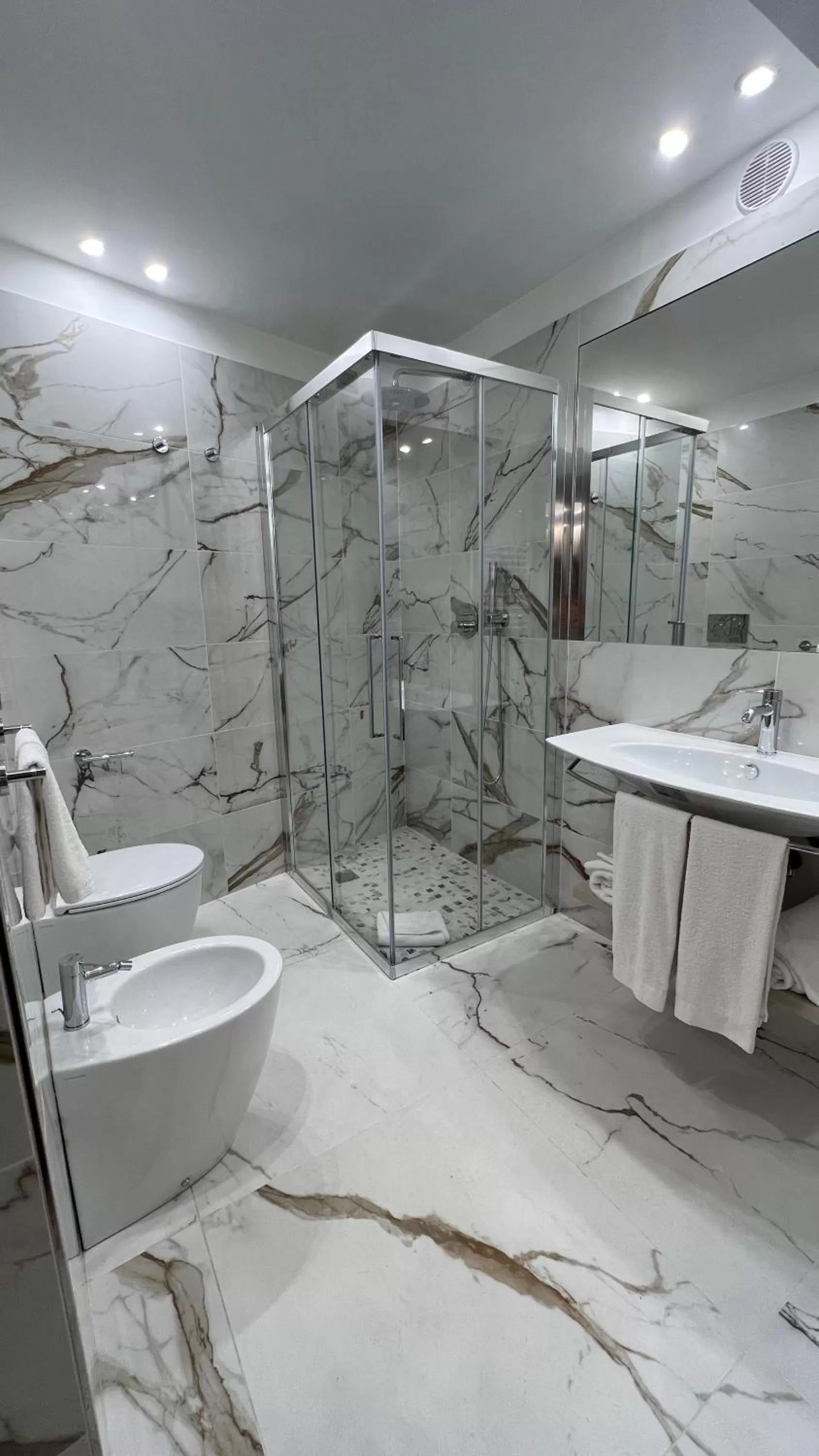 Bathroom in Harry's Bar Trevi Hotel & Restaurant