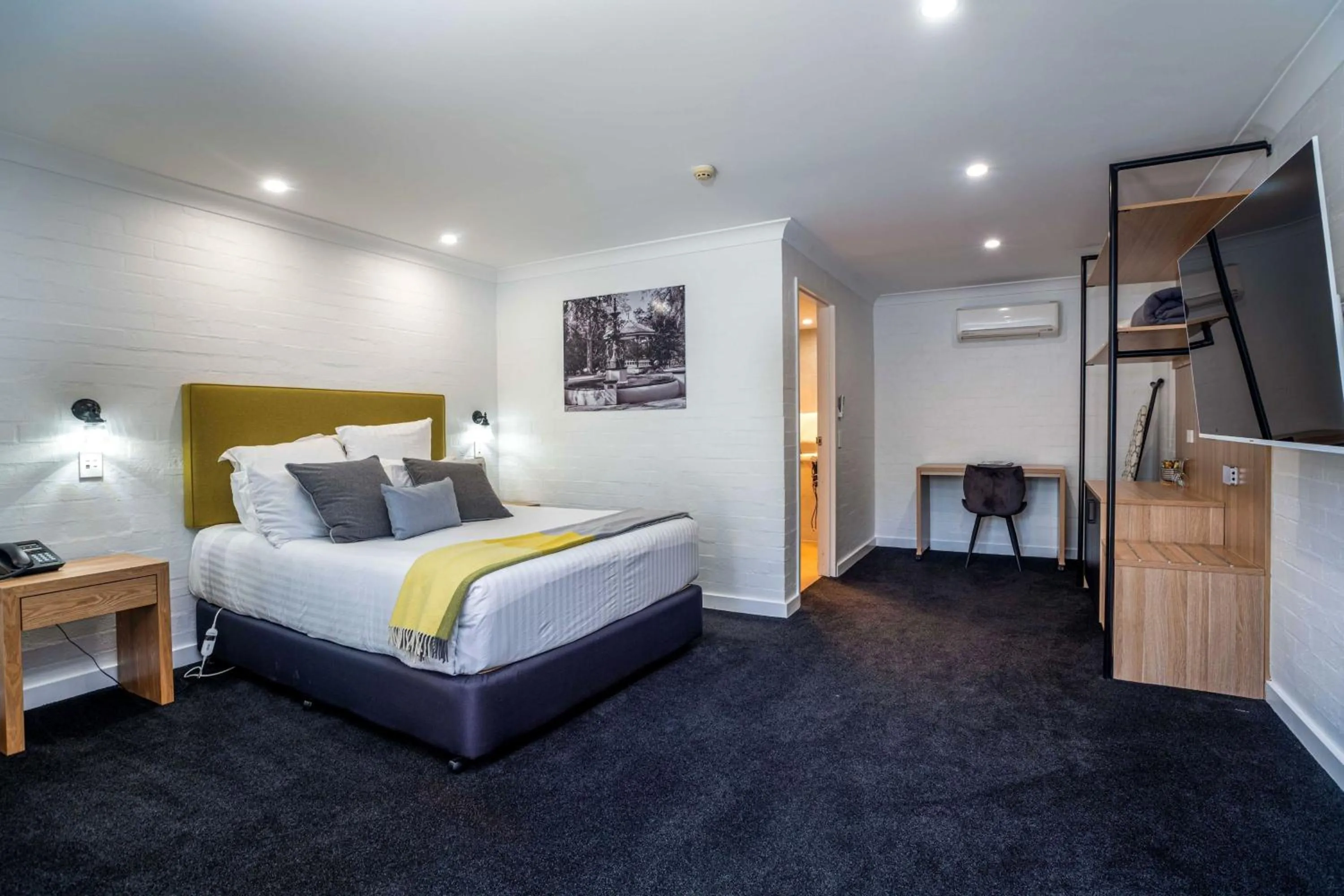 Photo of the whole room, Bed in Town Square Motel