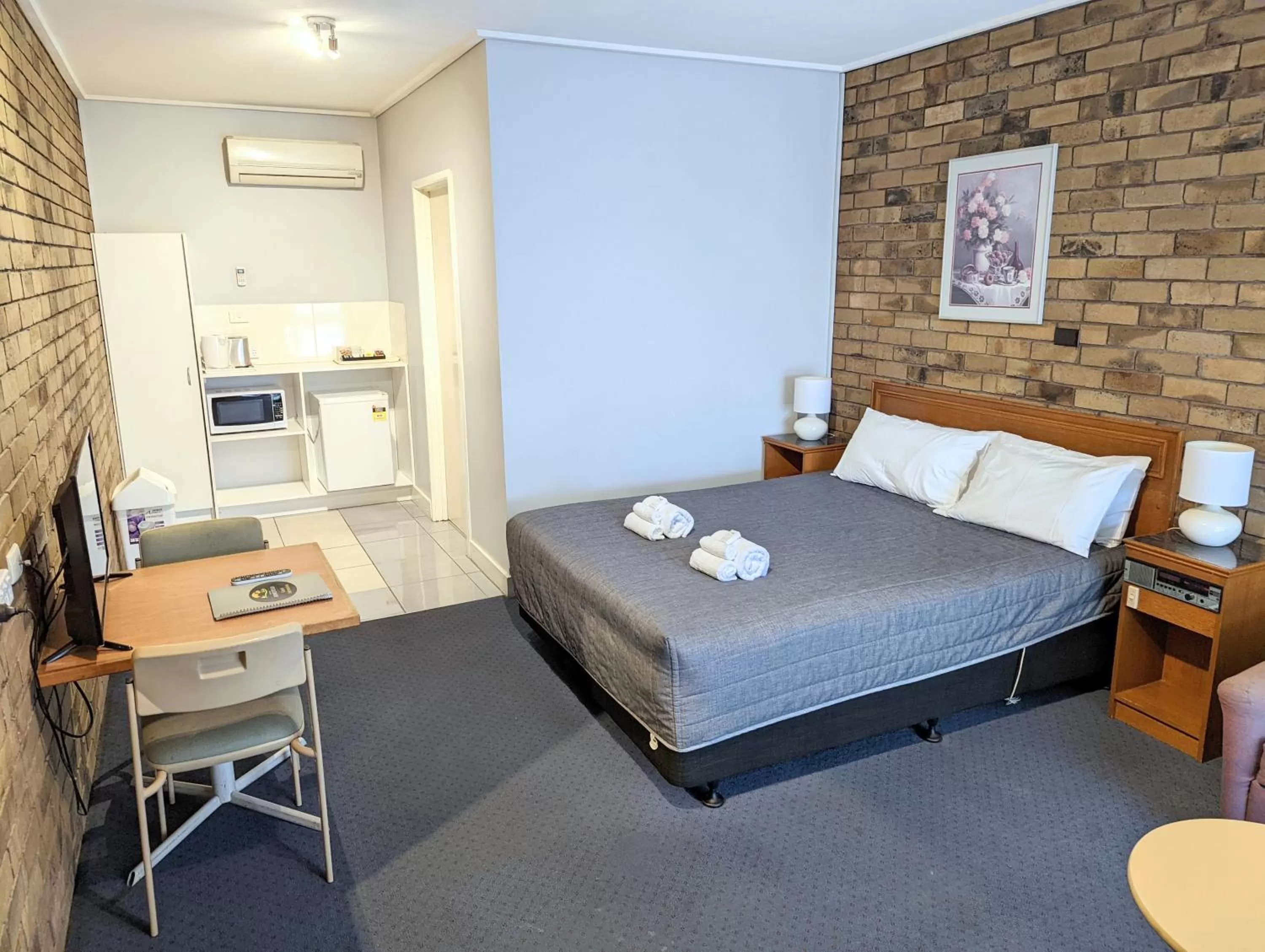 Bed in Homestead Motor Inn & Apartments