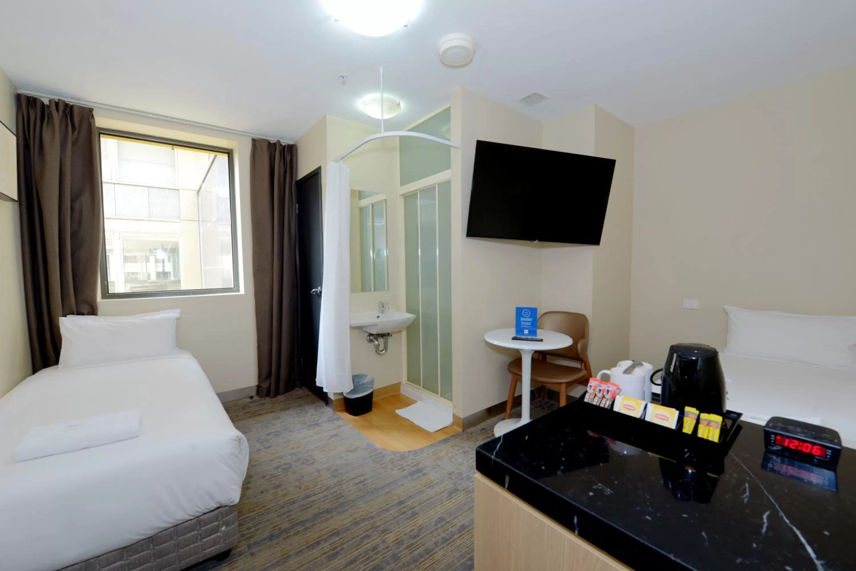 Coffee/tea facilities, Bed in ibis Budget - Melbourne CBD