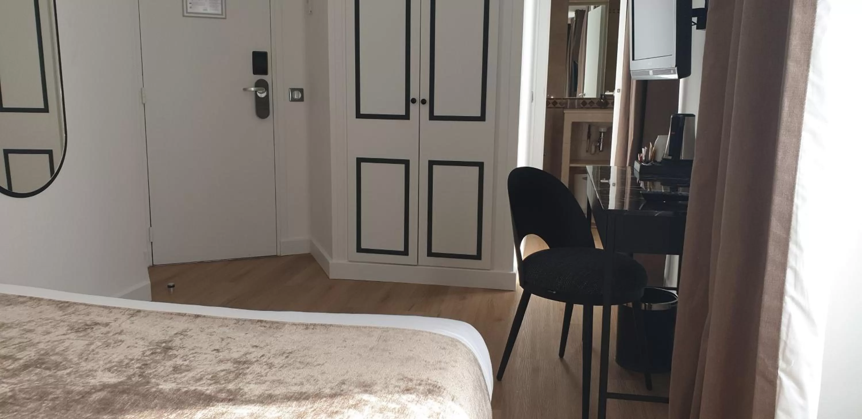 Bedroom, Bed in Acacias Etoile