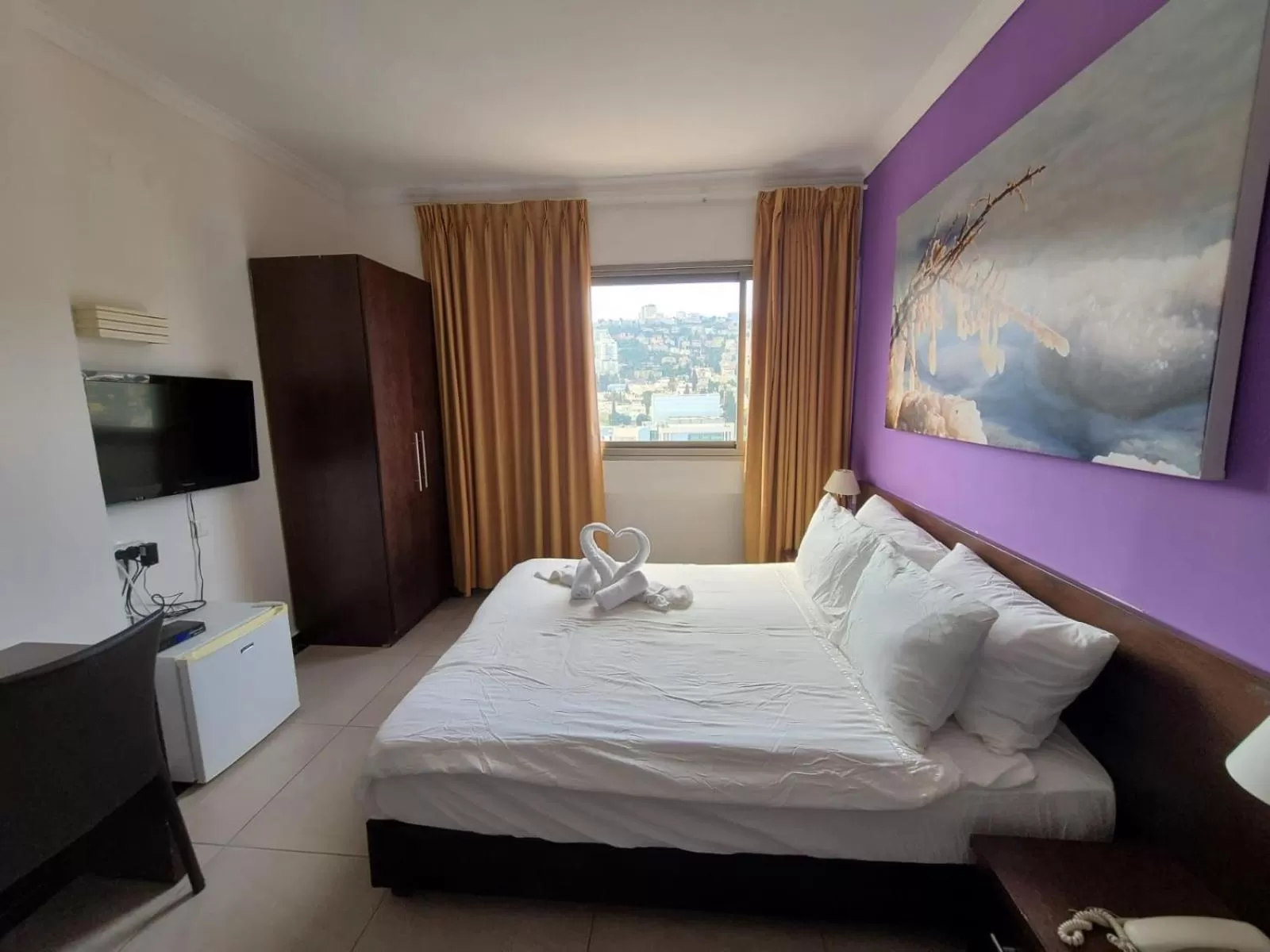 Bed in Haifa Tower Hotel - מלון מגדל חיפה