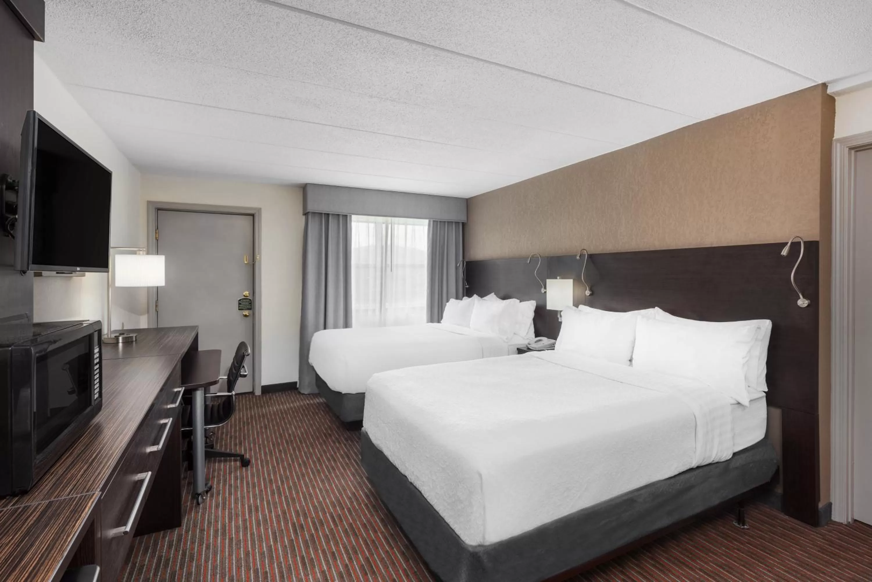 Photo of the whole room, Bed in Holiday Inn At Six Flags Saint Louis by IHG