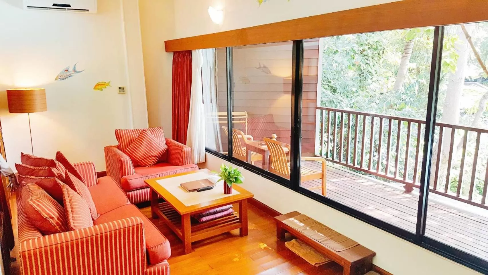 Living room in Birds and Bees Resort