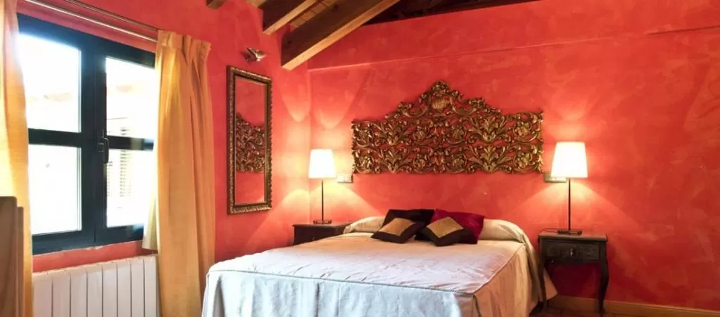 Hot Tub, Bed in Hotel Sara De Ur