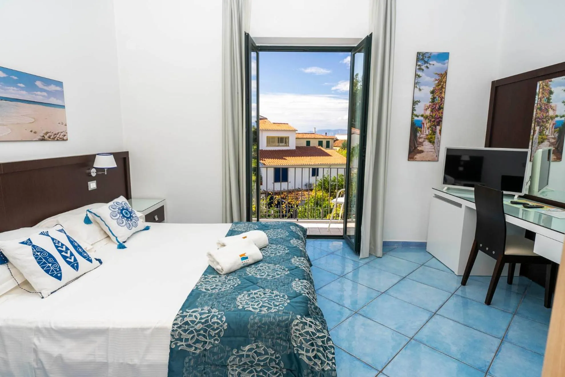 Communal lounge/ TV room, Bed in Hotel Murmann