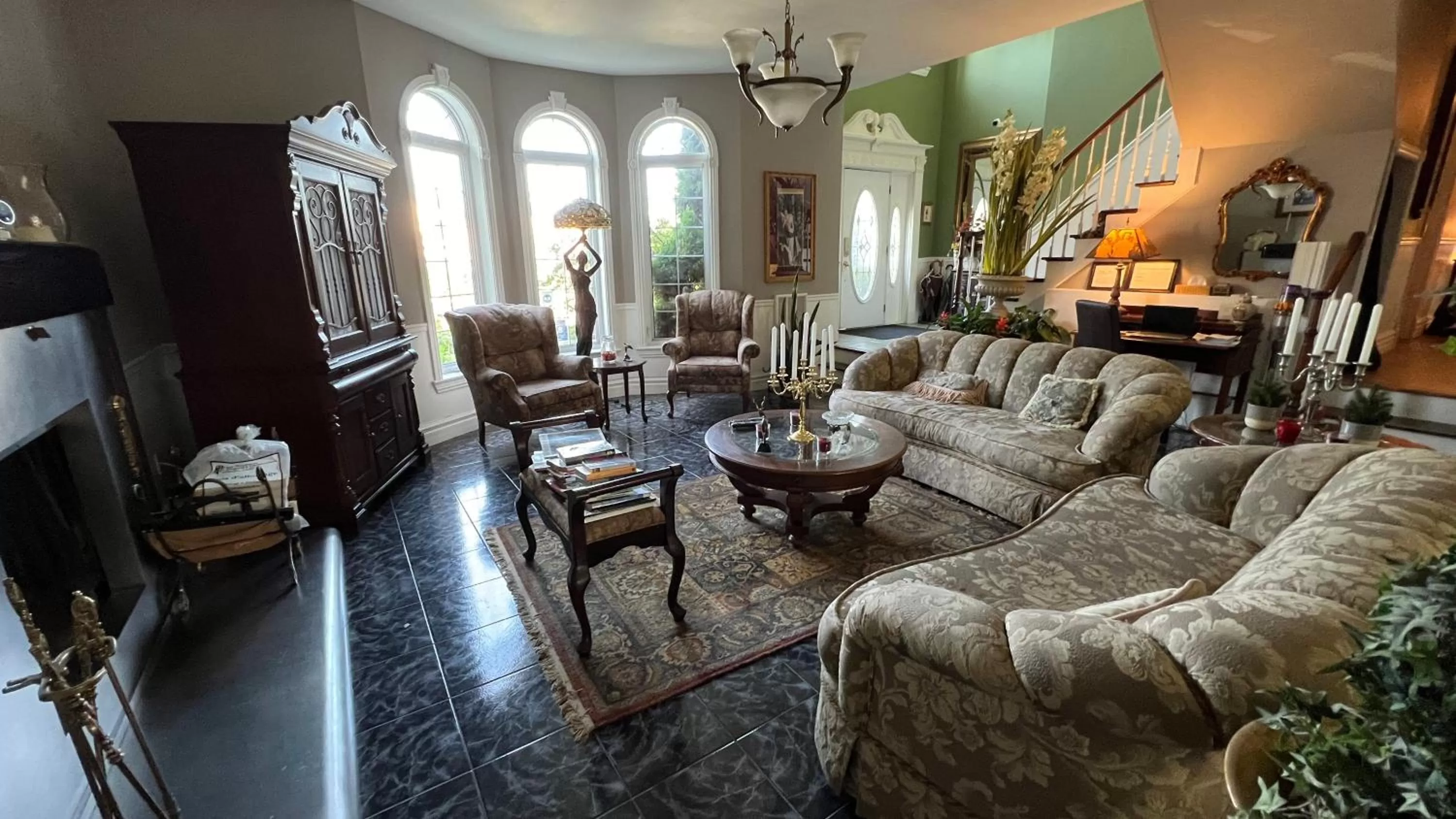 Communal lounge/ TV room in Gîte du Caméléon