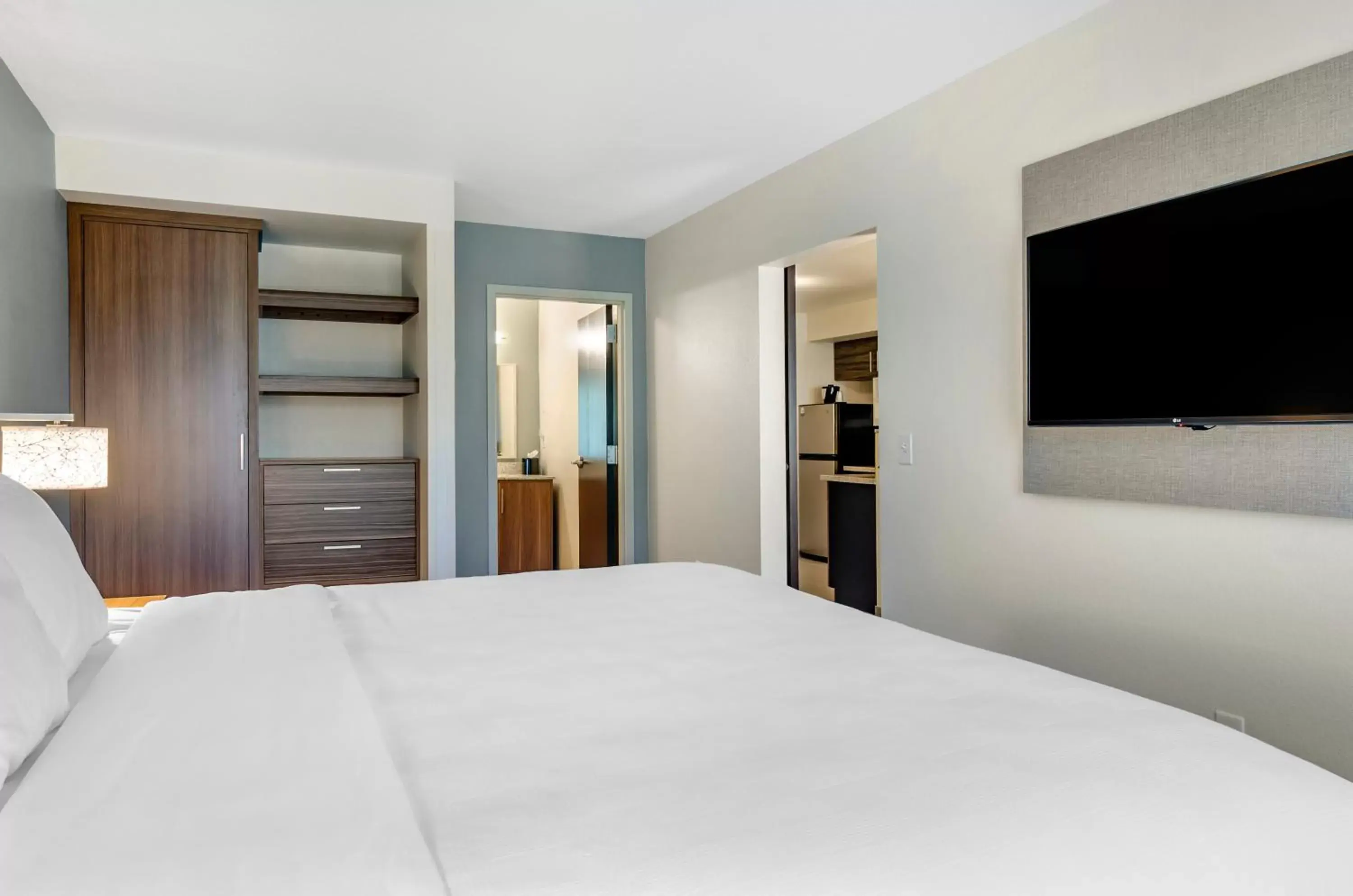 Deluxe Efficiency King Suite with Sofa-Bed and Roll-In Shower - Accessible/Non-Smoking in MainStay Suites Great Falls Airport Deluxe Efficiency King Suite with Sofa-Bed and Roll-In Shower - Accessible/Non-Smoking in MainStay Suites Great Falls Airport