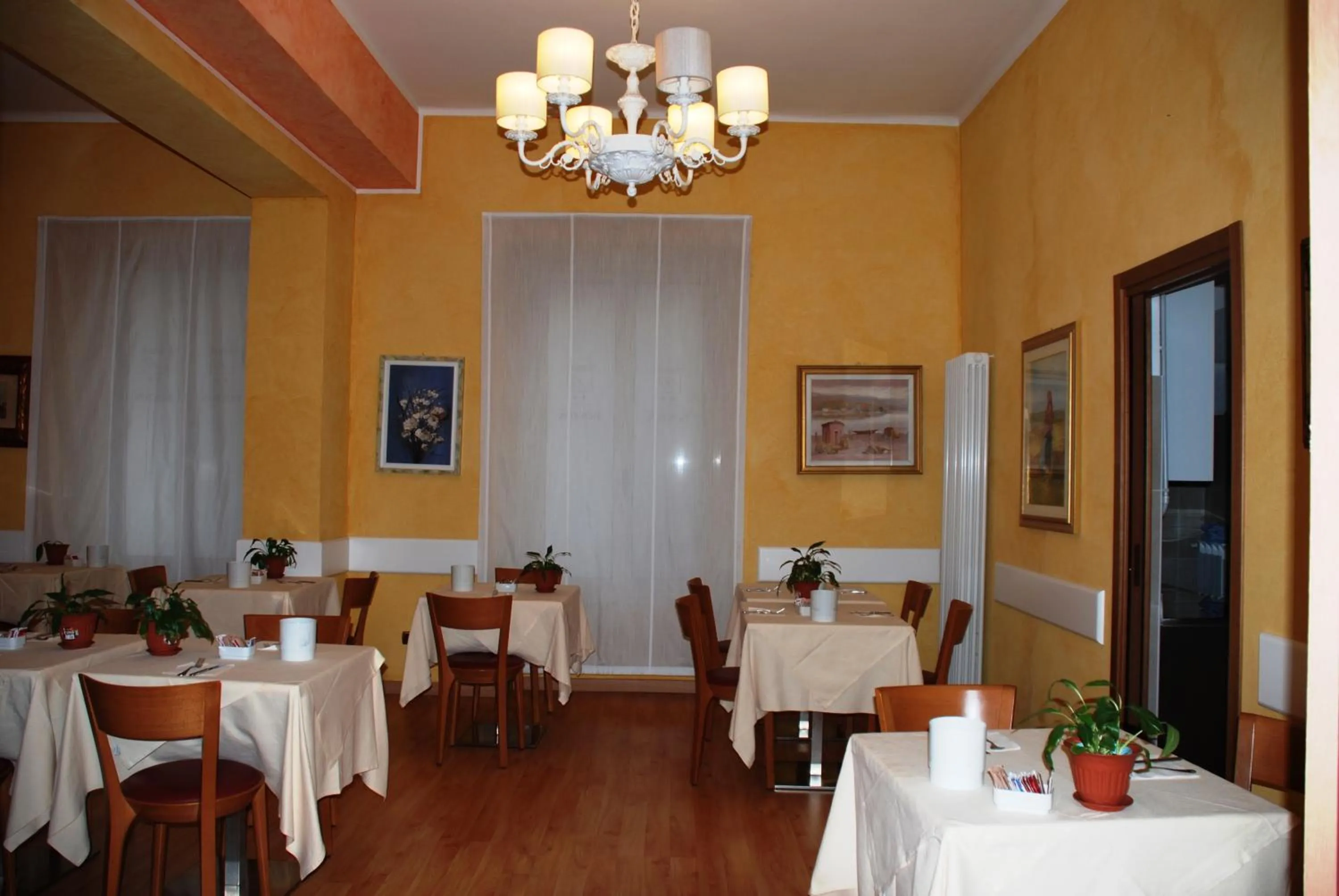 Restaurant/places to eat in Hotel Boston