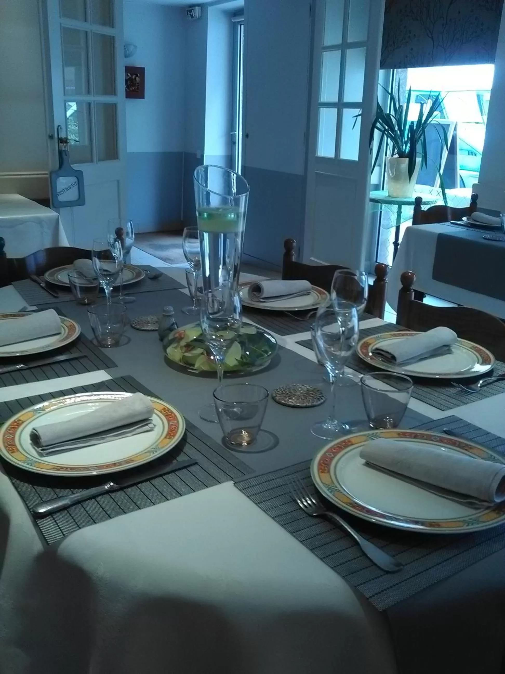 Restaurant/places to eat in Logis Hotel L'ange Couronne