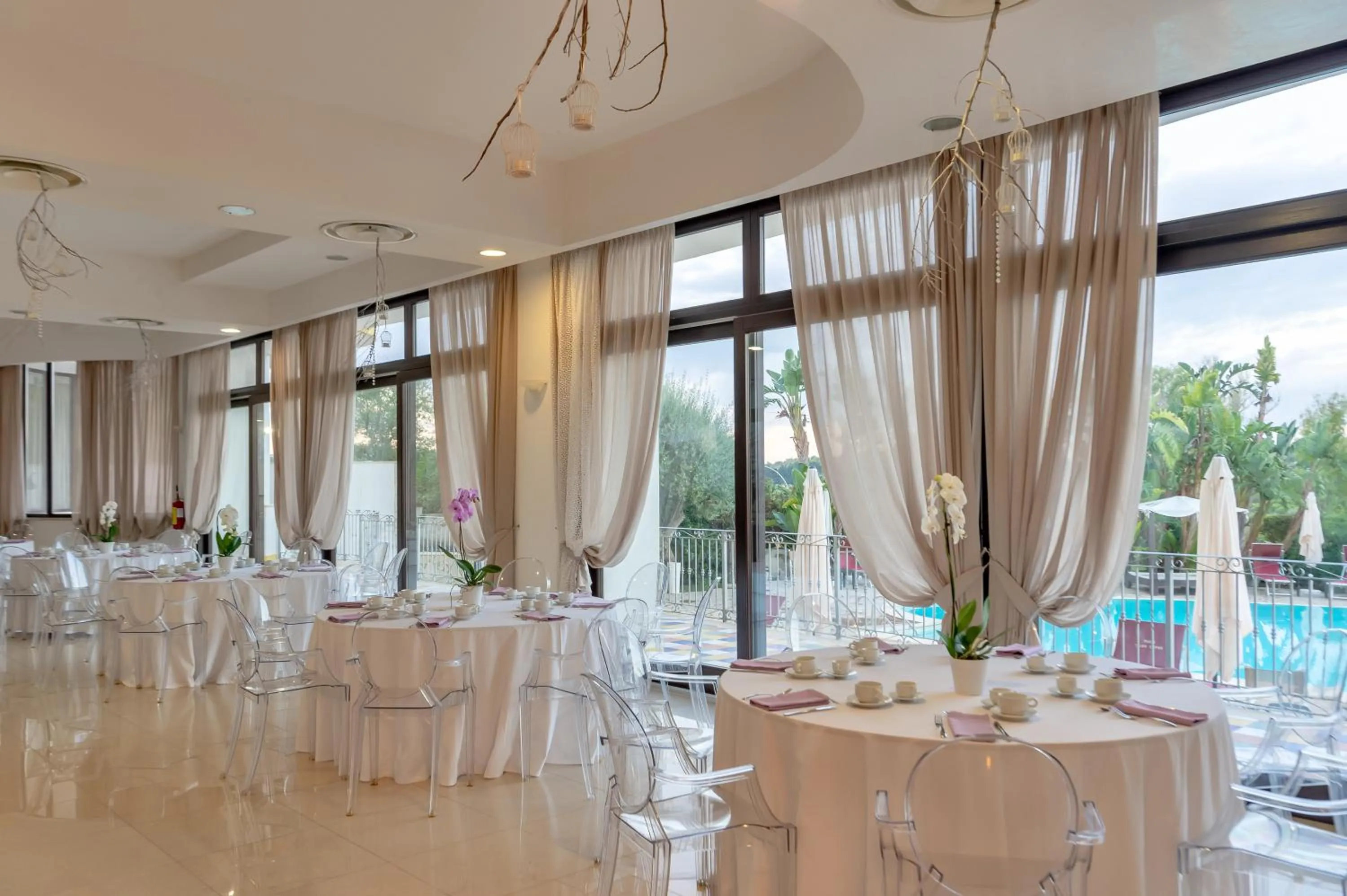 Restaurant/places to eat in Grand Hotel Sofia