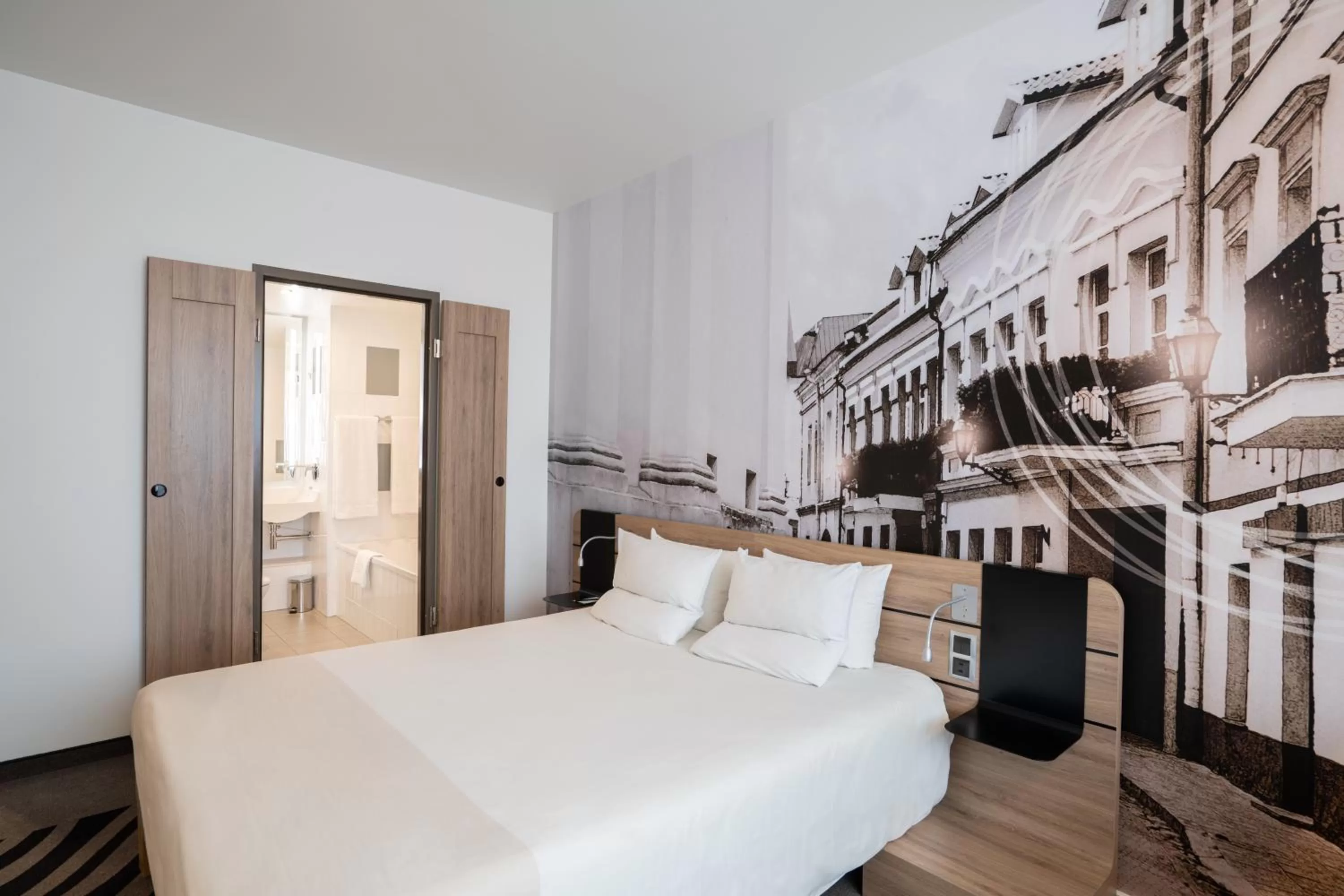 Property building, Bed in Novotel Vilnius Centre