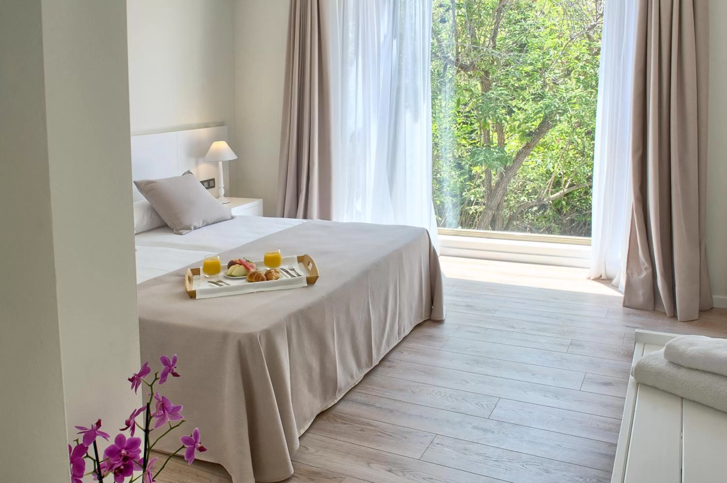 View (from property/room), Bed in El Petit Convent