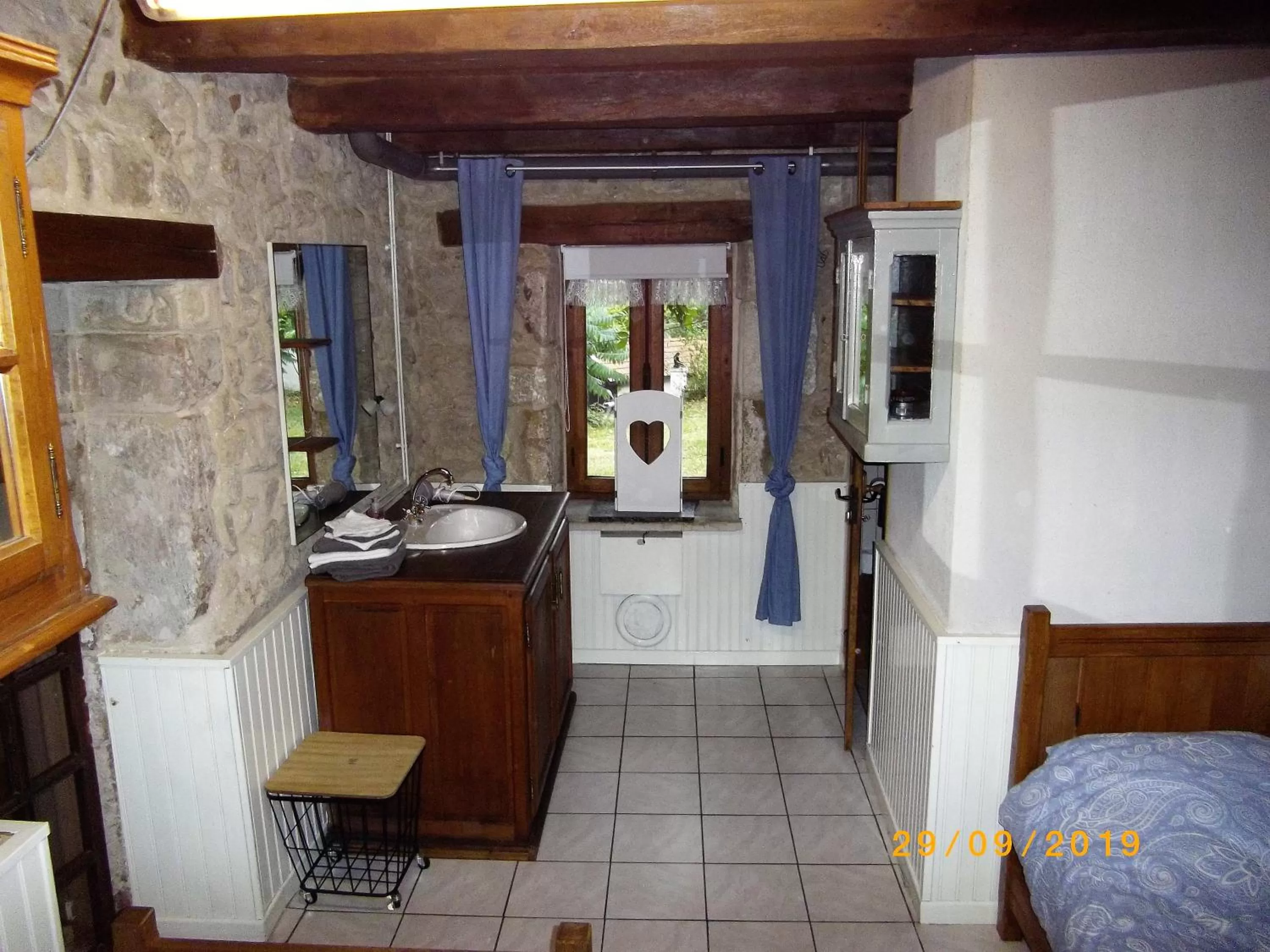 Bathroom in Maison du Moulin Galuzot