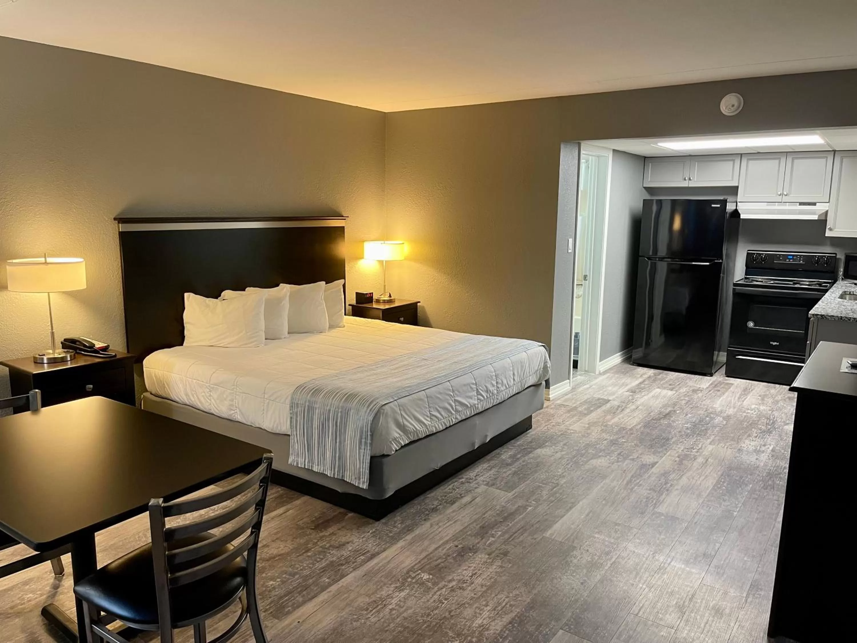 Kitchen or kitchenette, Bed in Lake Norfork Resort