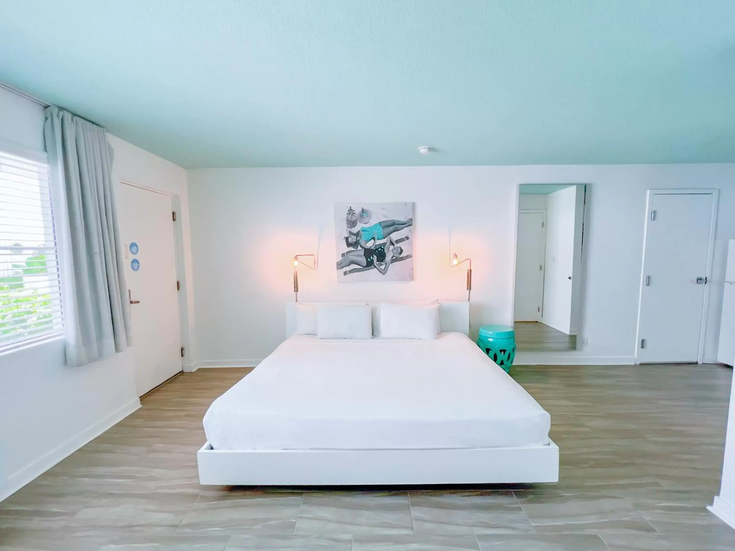 Deluxe King Studio - Accessible in Aqua Hotel Deluxe King Studio - Accessible in Aqua Hotel