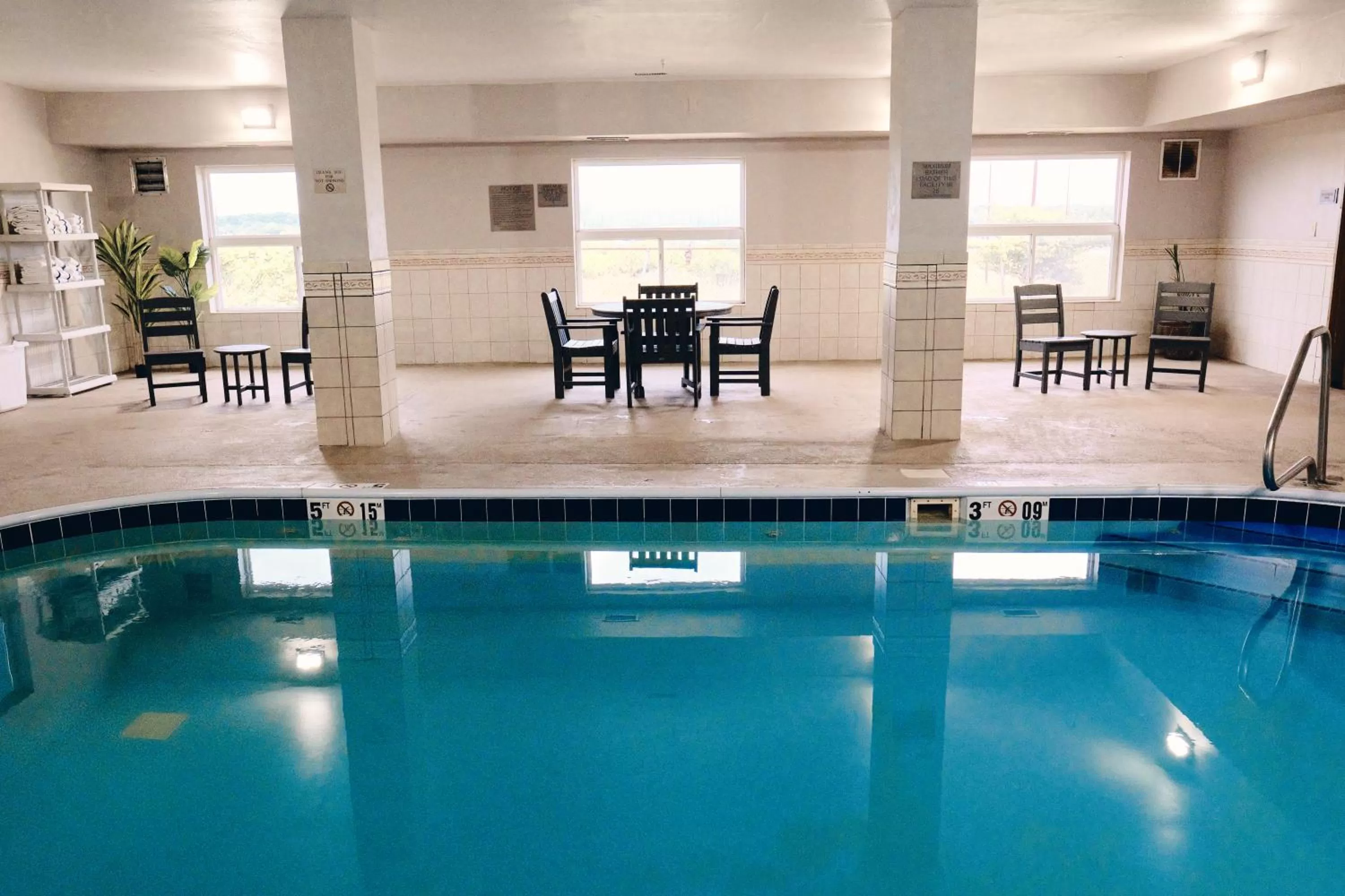 Swimming pool in Country Inn & Suites by Radisson, Moline Airport