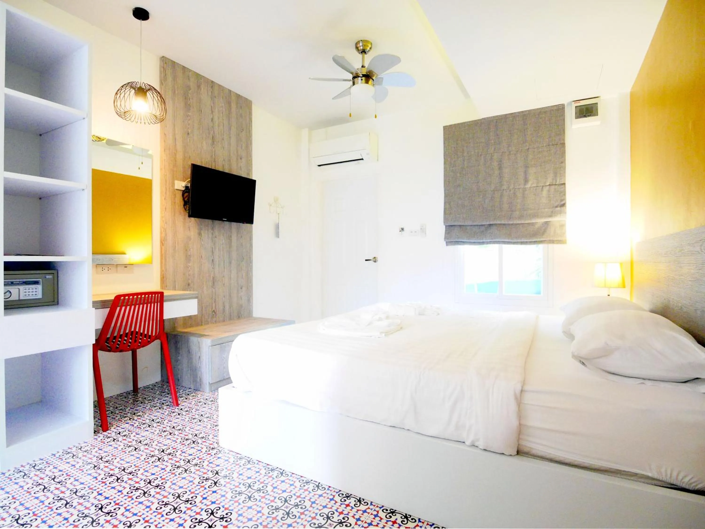 Photo of the whole room, Bed in Forest Bungalows & Mama's Restaurant