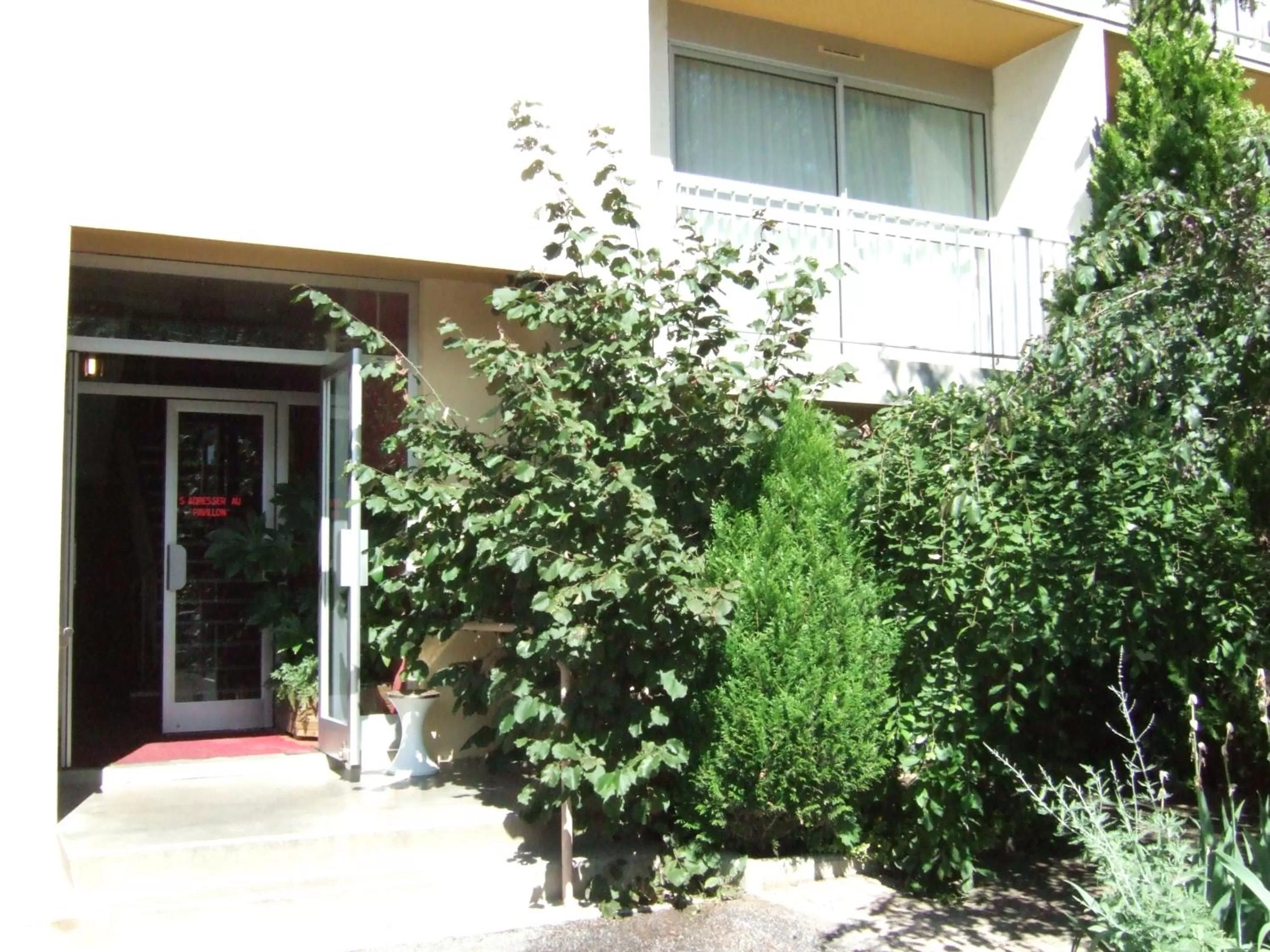 Facade/entrance in Hôtel Restaurant Pavillon Carina