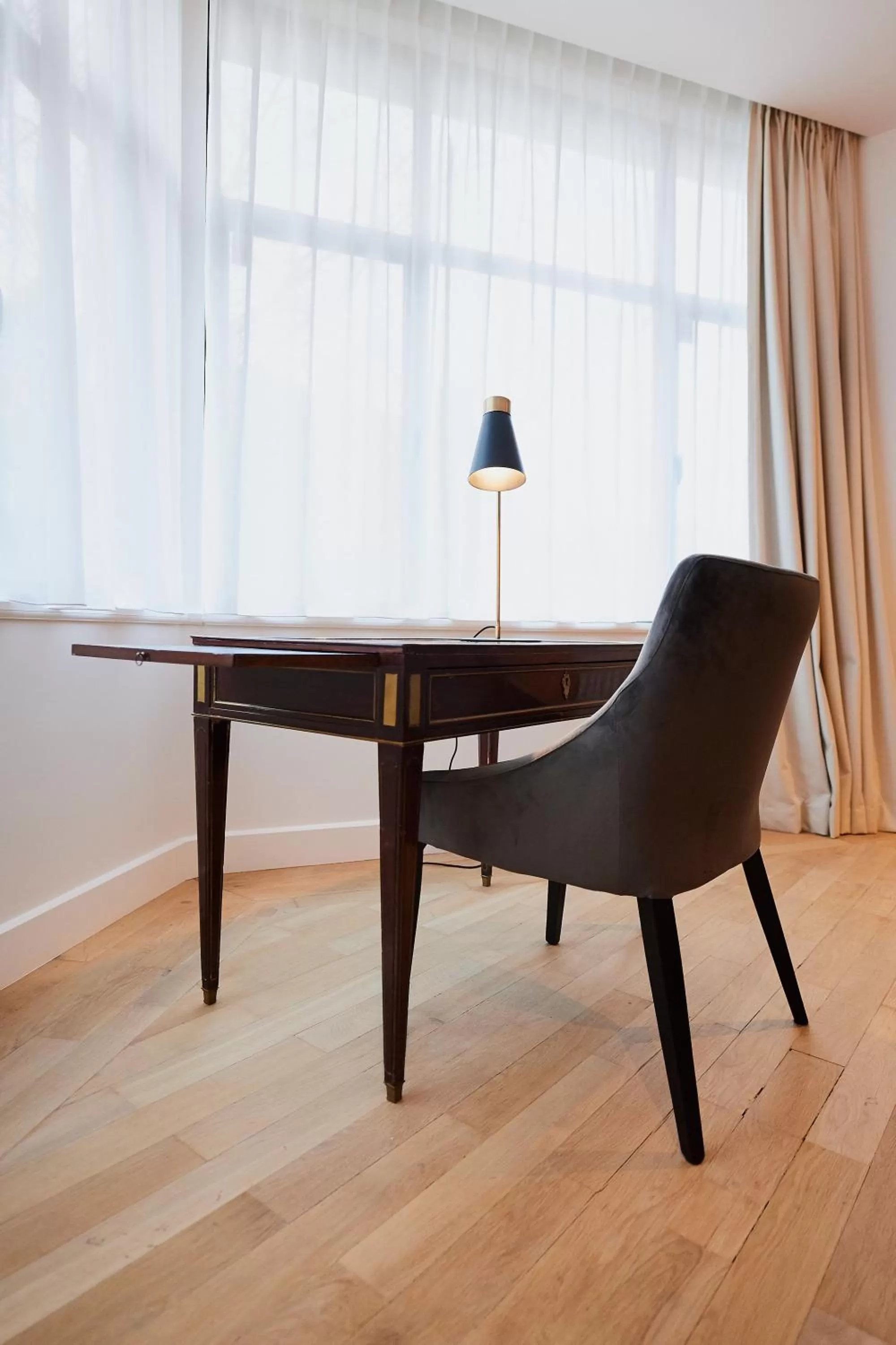 Seating area, Dining Area in B&B Suites 124