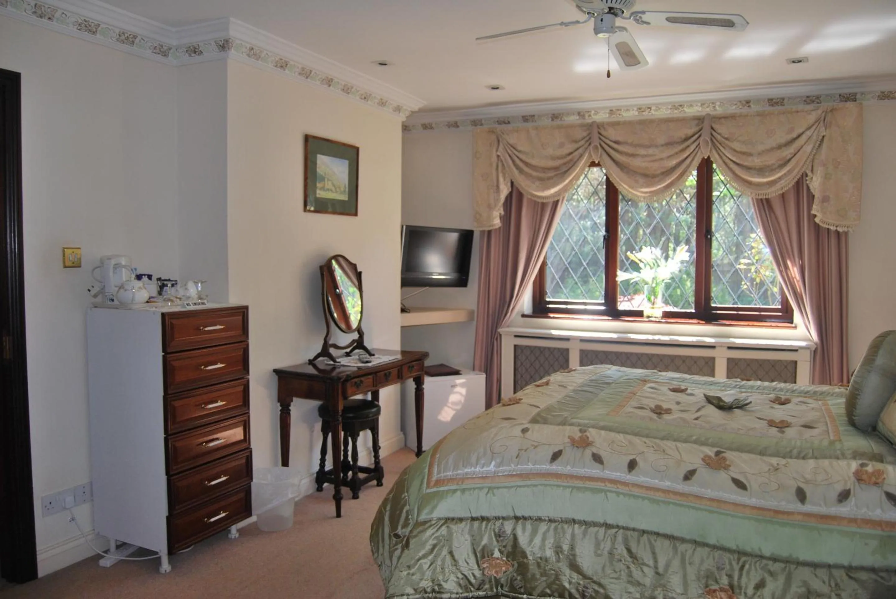 Bedroom, Bed in Cotswold House