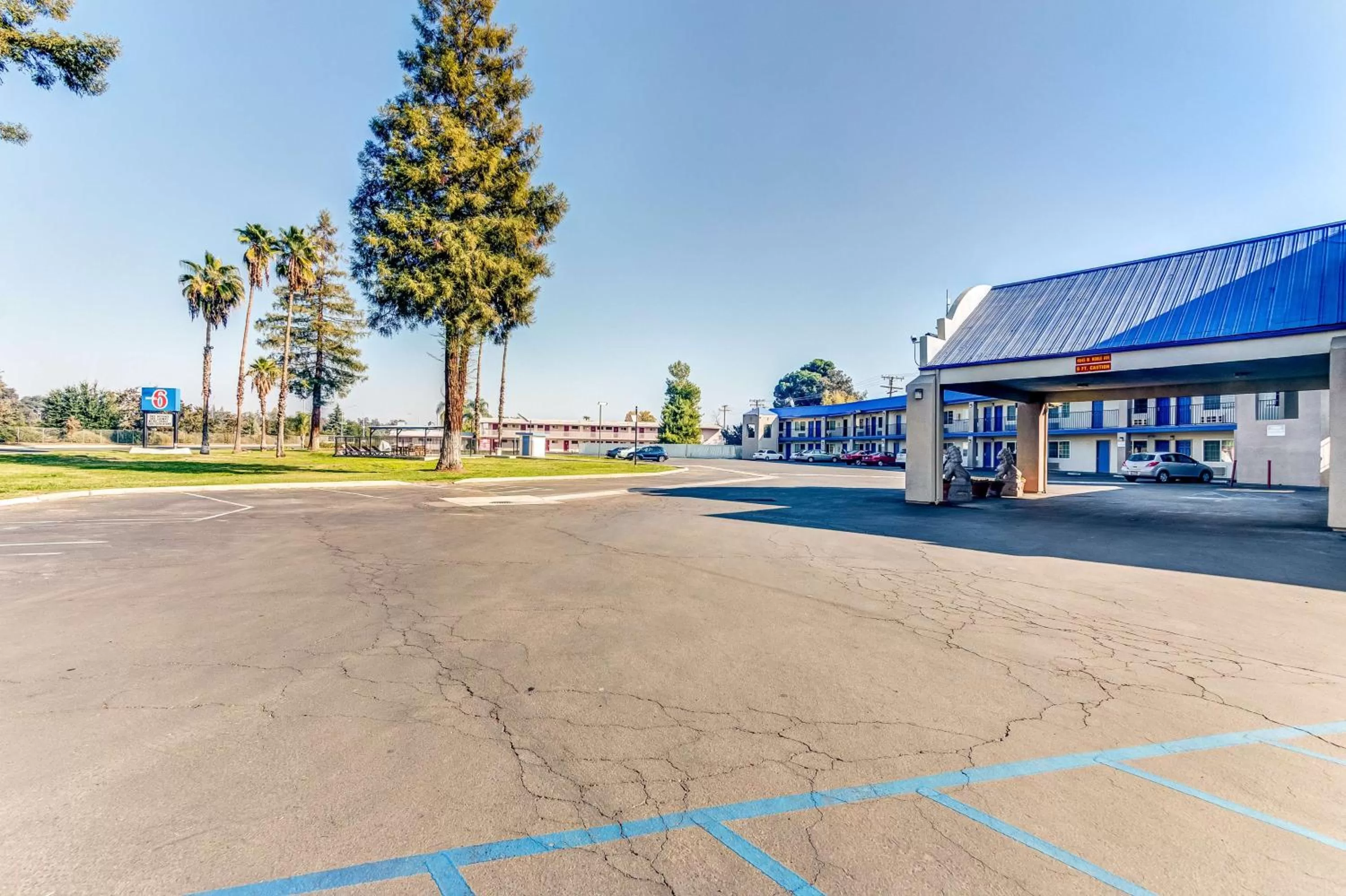 Property building in Motel 6-Visalia, CA